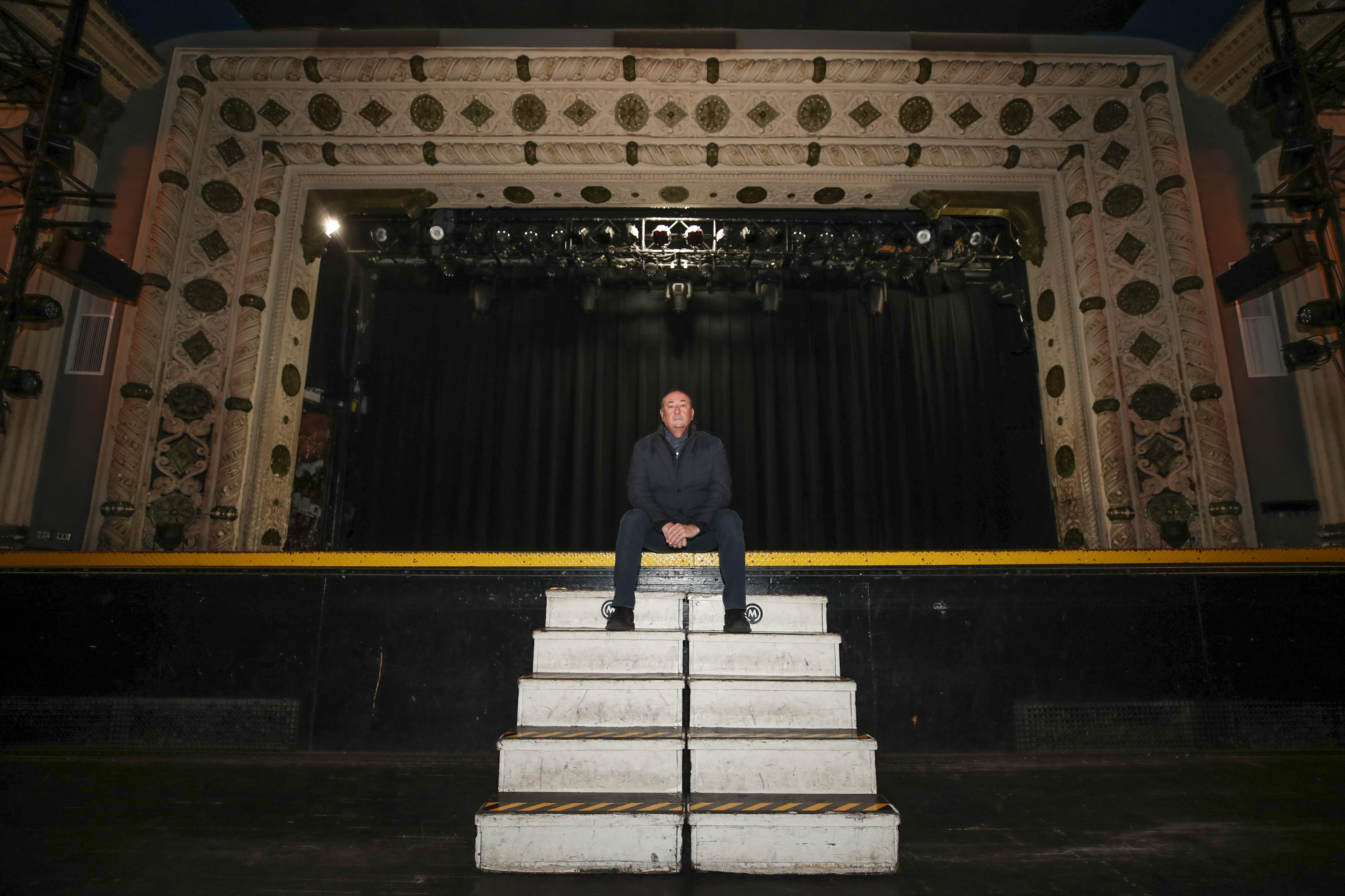 Joe Shanahan, pemilik gedung konser iconic di Chicago, duduk di venue miliknya yang lengang.