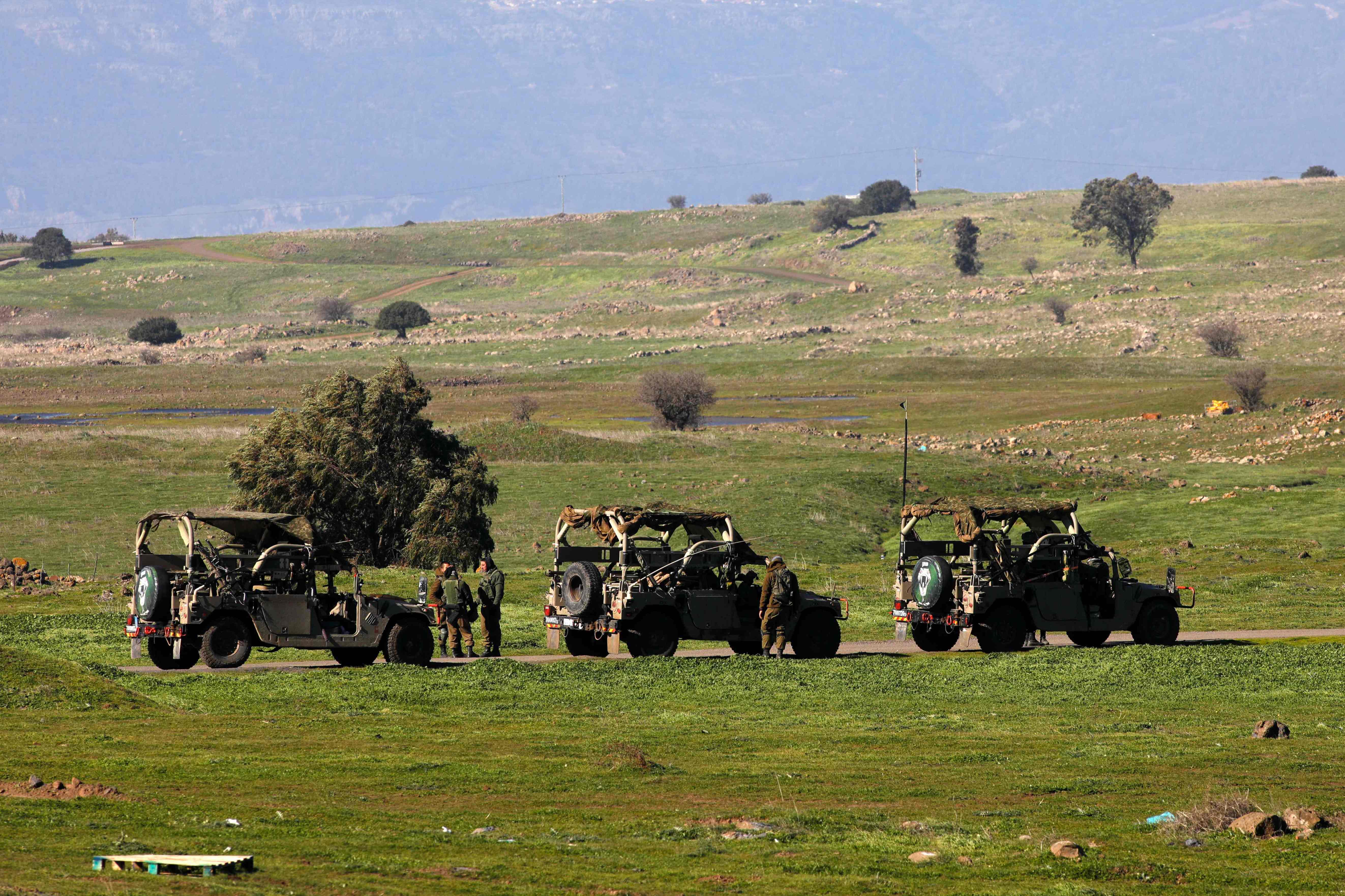 Kendaraan militer Israel digambarkan selama latihan militer pada 30 Desember 2020 di Dataran Tinggi Golan yang dicaplok Israel.