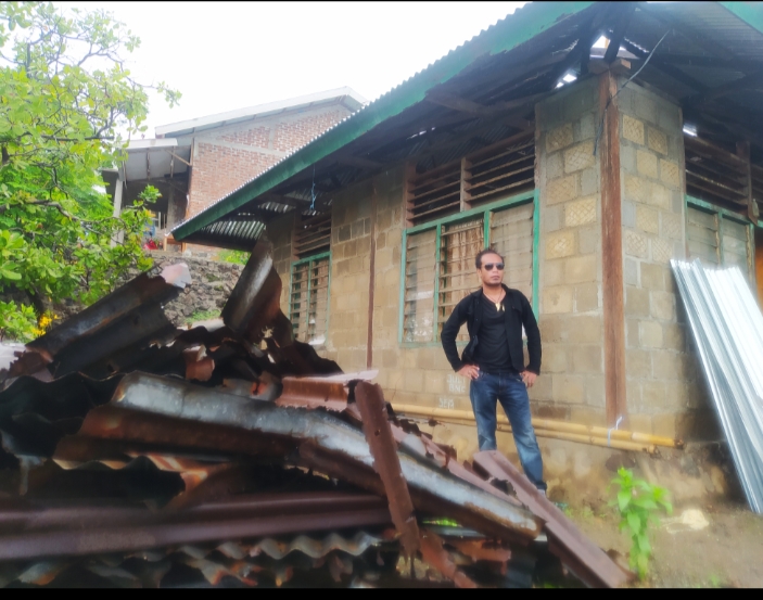 Komunitas Taman Daun memperbaiki atap rumah rusak akibat erupsi Gunung Ile Lewotolok, Lembata, NTT