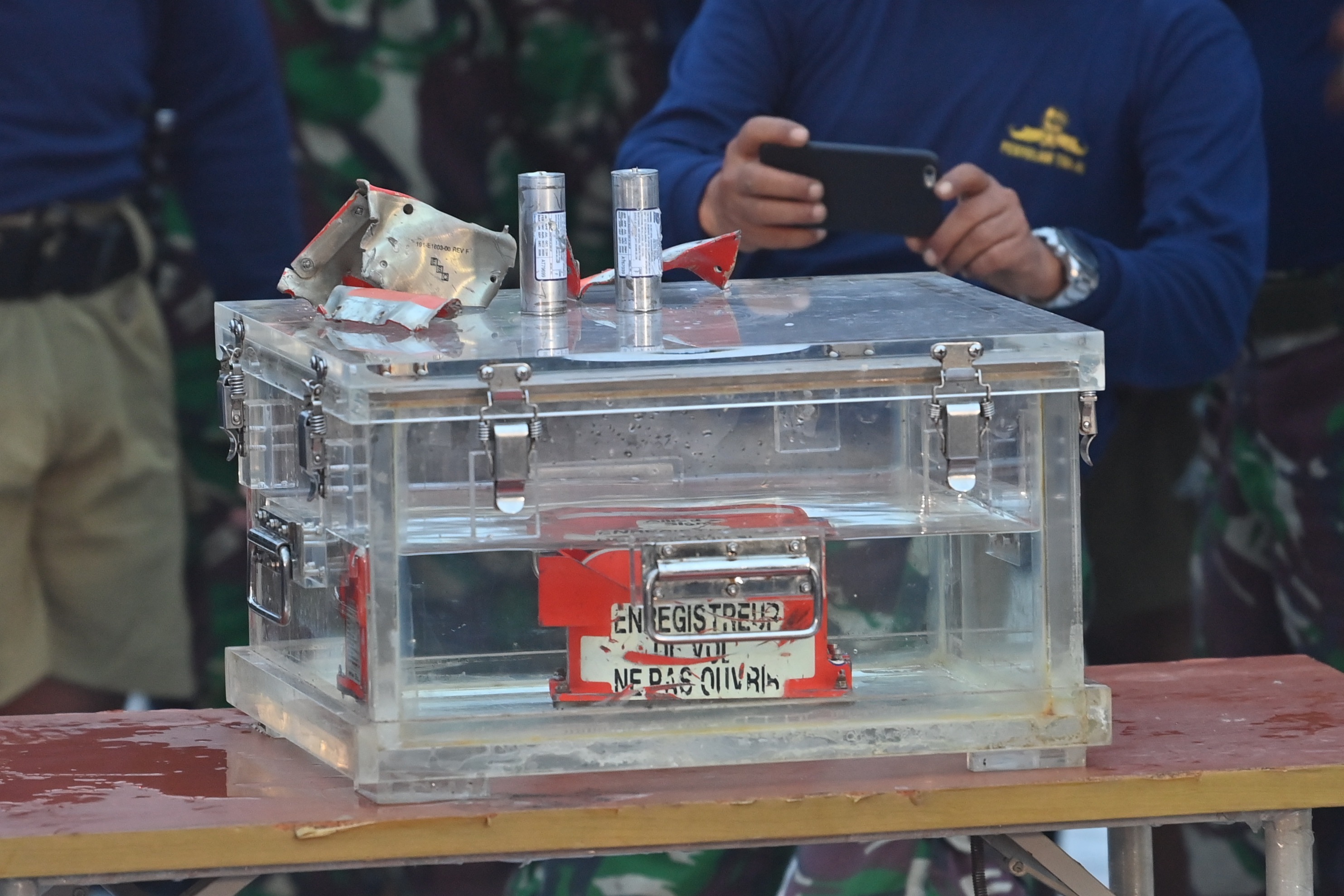 Penyelam TNI Angkatan Laut mengambil gambar perekam data penerbangan yang ditemukan di perairan Kepulauan Seribu, Selasa (12/1).