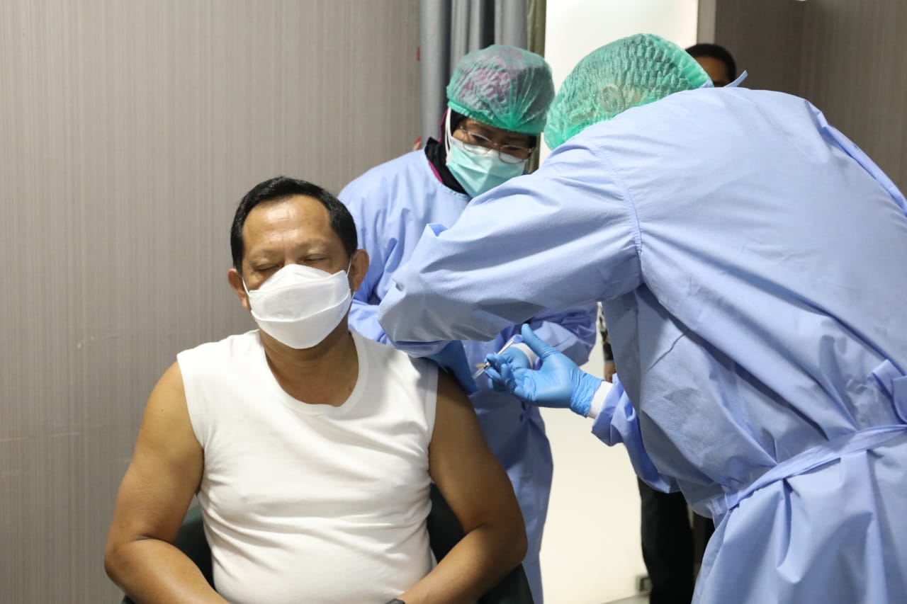 Mendagri Tito Karnavian mendapatkan vaksinasi covid-19 di RSPAD Gatot Subroto, Jakarta, Rabu (20/1).