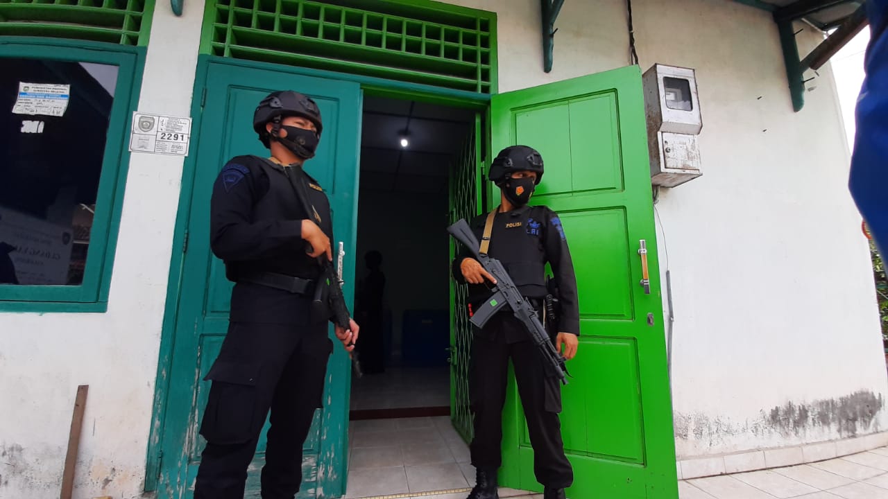 Pengamanan penjagaan vaksin di gudang penyimpanan vaksin di Jalan Mayor Salim Batubara Sekip Pangkal Palembang.