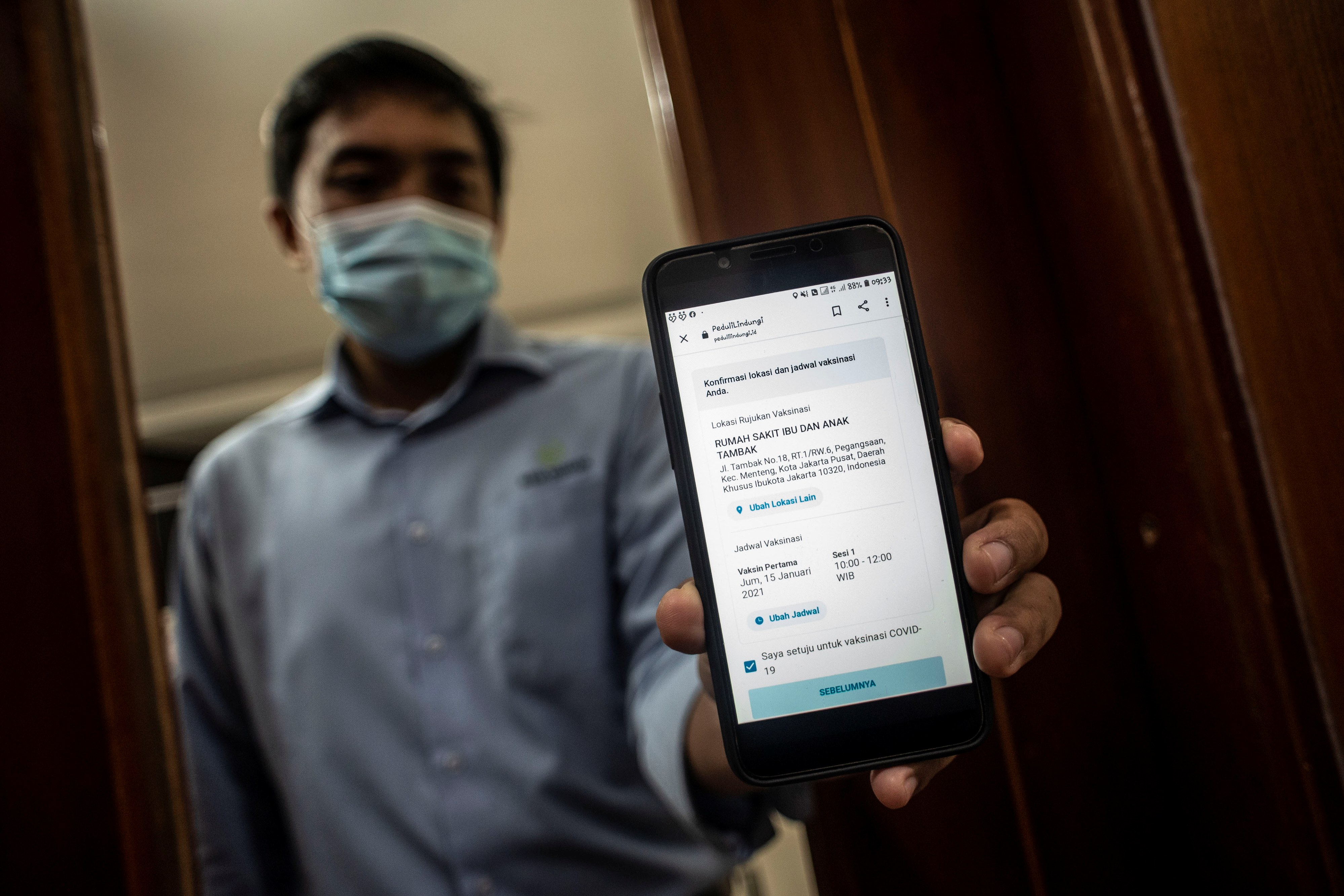 Seorang tenaga kesehatan menunjukkan registrasi vaksinasi covid-19 di RSIA Tambak, Jakarta, Rabu (13/1).