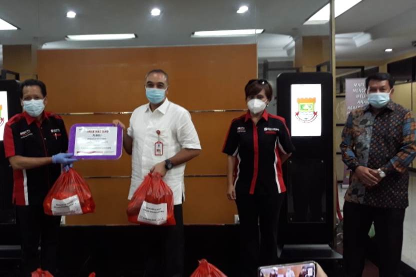 Kepala Divisi Corporate Affairs BSD Dony Martadisata (kiri), Bupati Tangerang A Zaki Iskandar (dua kiri), dan Kadinsos Ujat Sudrajat (kanan)