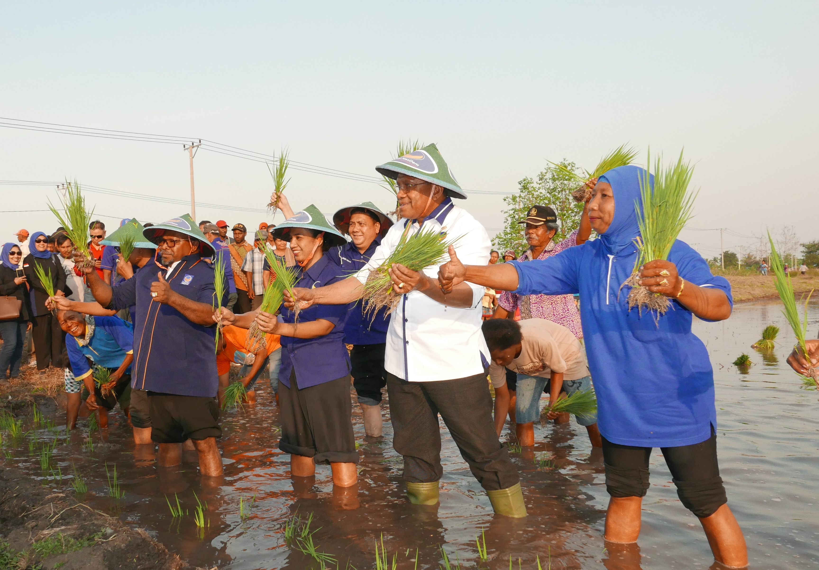 Anggota Komisi IV DPR RI, Sulaiman Hamzah (tengah berbaju putih).