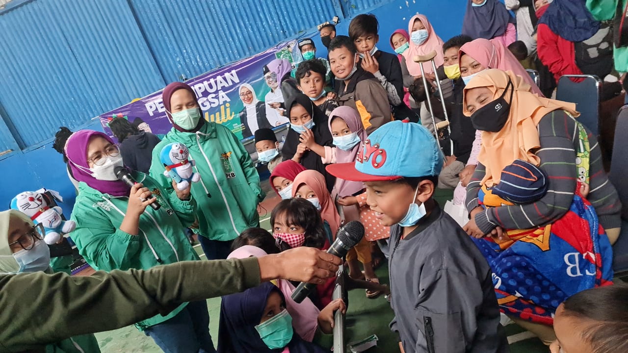 Ketua Perempuan Bangsa, Siti Mukaromah (kiri) berdioalog dengan anak korban bencana alam di Kabupaten Bogor, Sabtu (30/1/2021)