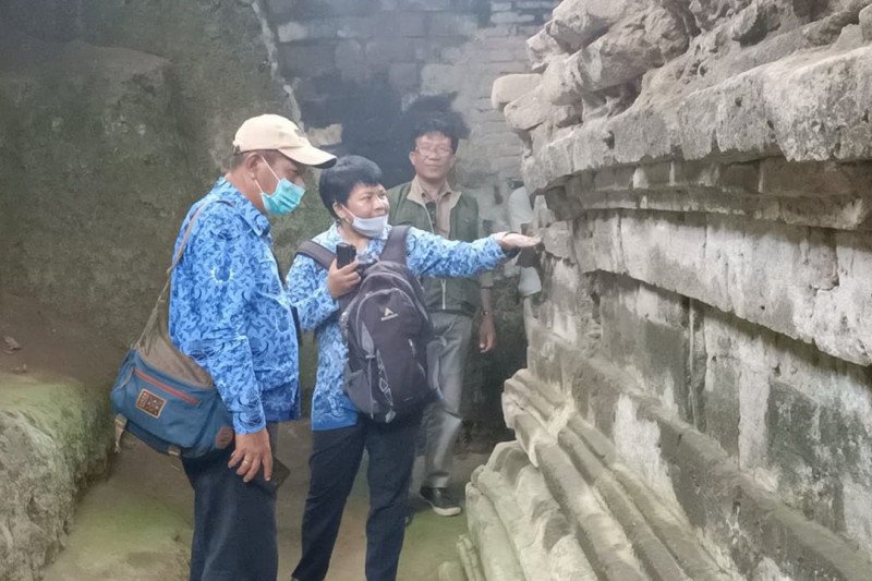Petugas berkunjung ke Candi Dorok di Desa Manggis, Kecamatan Puncu, Kabupaten Kediri, Jawa Timur.