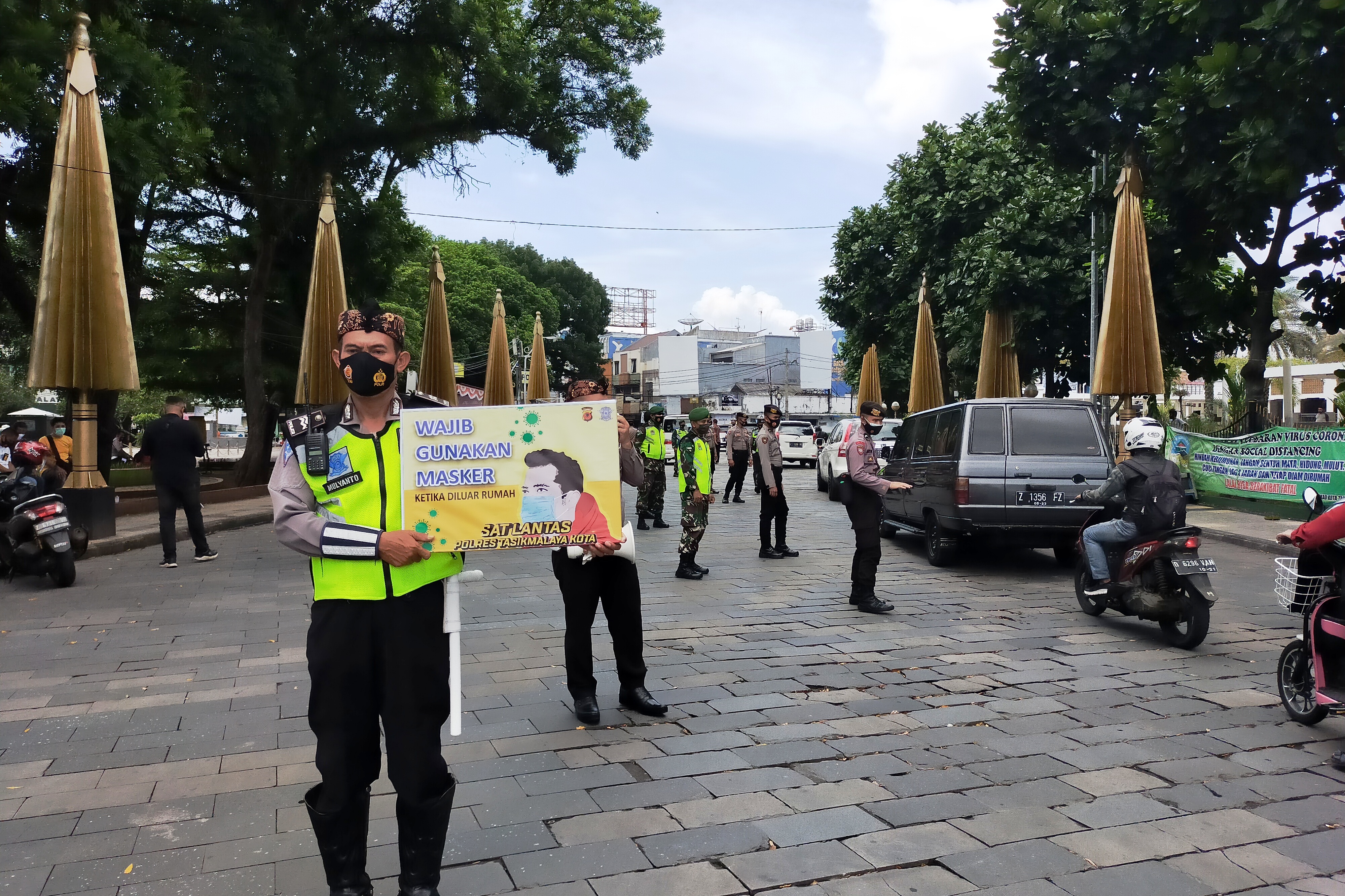 Tim gabungan melakukan operasi yustisi di Taman Kota Tasikmalaya pada Pelaksanaan Pembatasan Kegiatan Masyarakat (PPKM).
