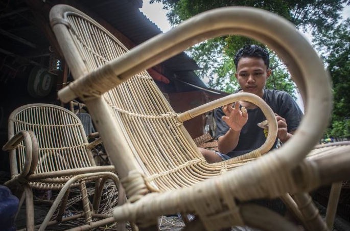 Pekerja memproduksi kursi berbahan rotan di kawasan Grogol, Jakarta, yang mendapat realisasi program PEN untuk sektor UMKM.