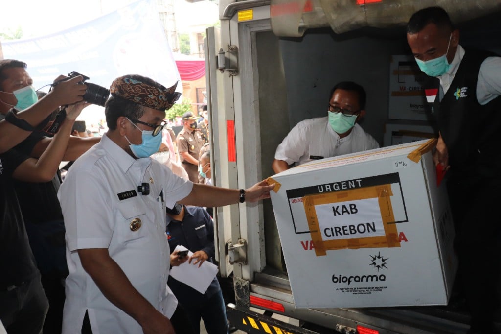 Bupati Cirebon, Imron, saat menerima kedatangan vaksin covid-19 untuk Kabupaten Cirebon