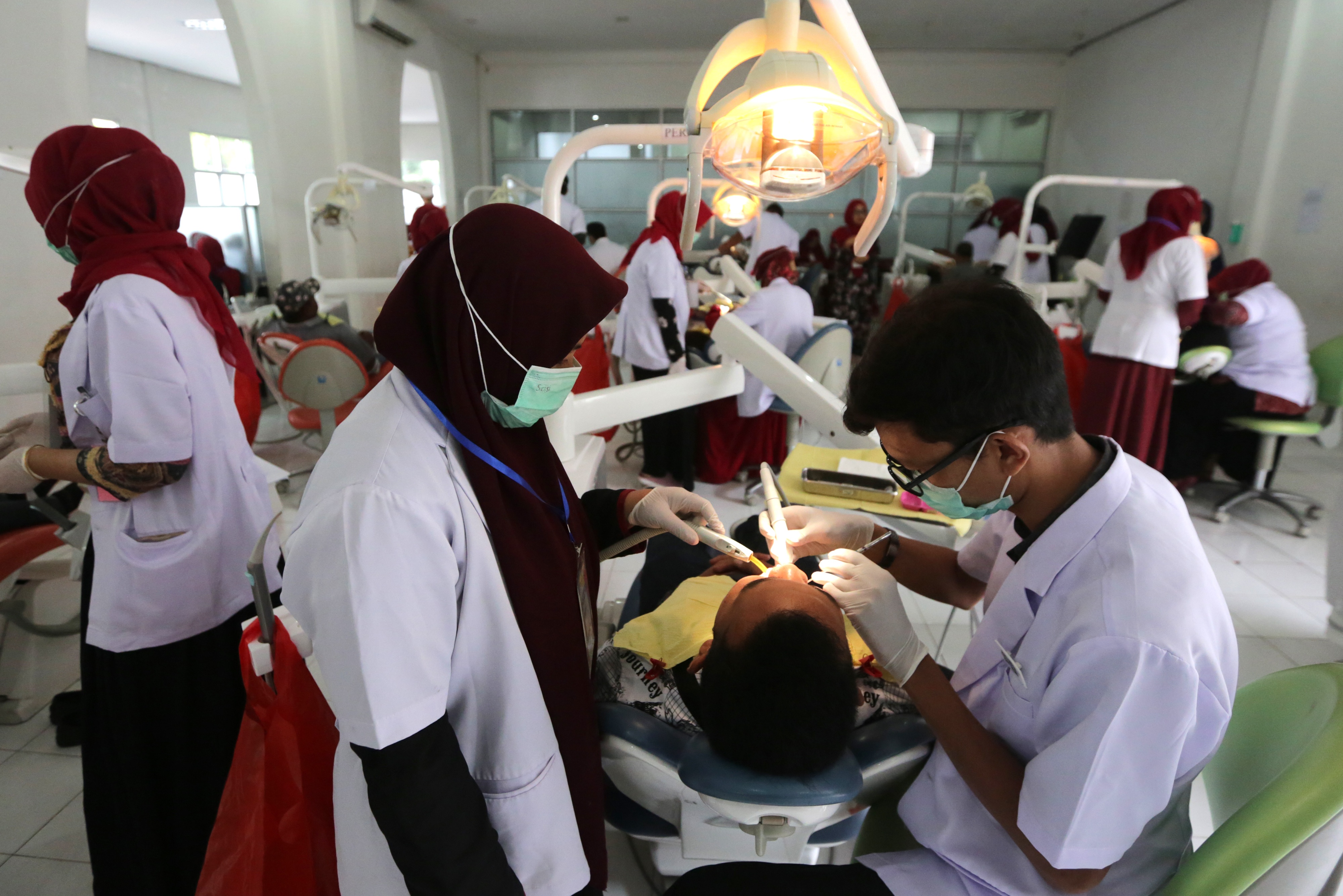 Dokter gigi memeriksa dan membersihkan karang gigi warga di Rumah Sakit Gigi dan Mulut Universitas Syiah Kuala (Unsyiah), Banda Aceh, Aceh.