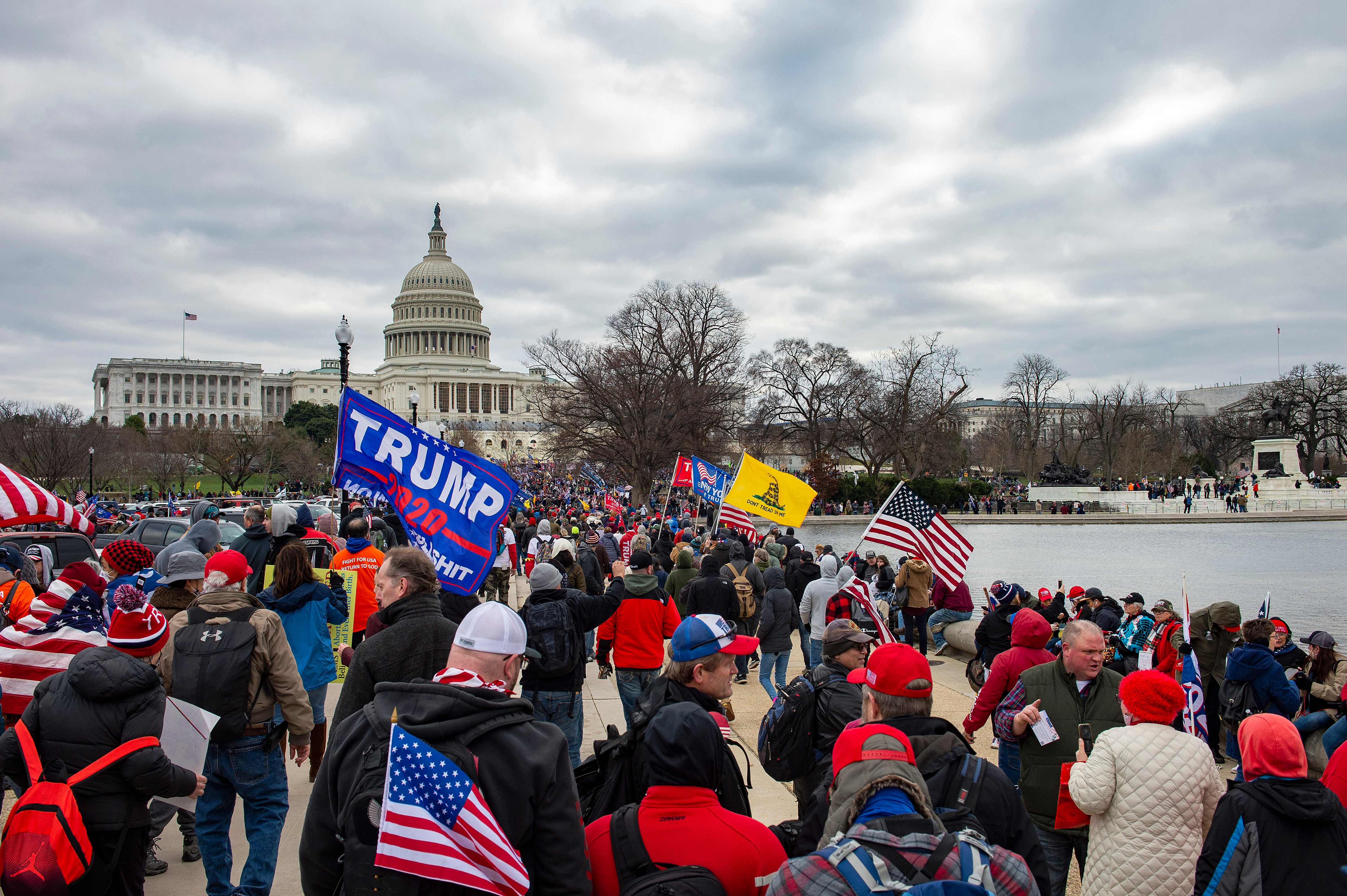 Pendukung Presiden AS Donald Trump menggelar aksi demonstrasi di dekat Gedung Capitol, Washington DC.