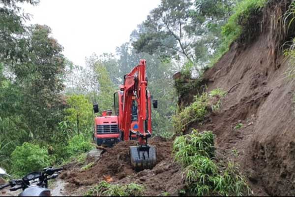 Petugas memekai alat berat untuk membersihkan material longsor di jalur evakuasi gunung Merapi, kemarin.