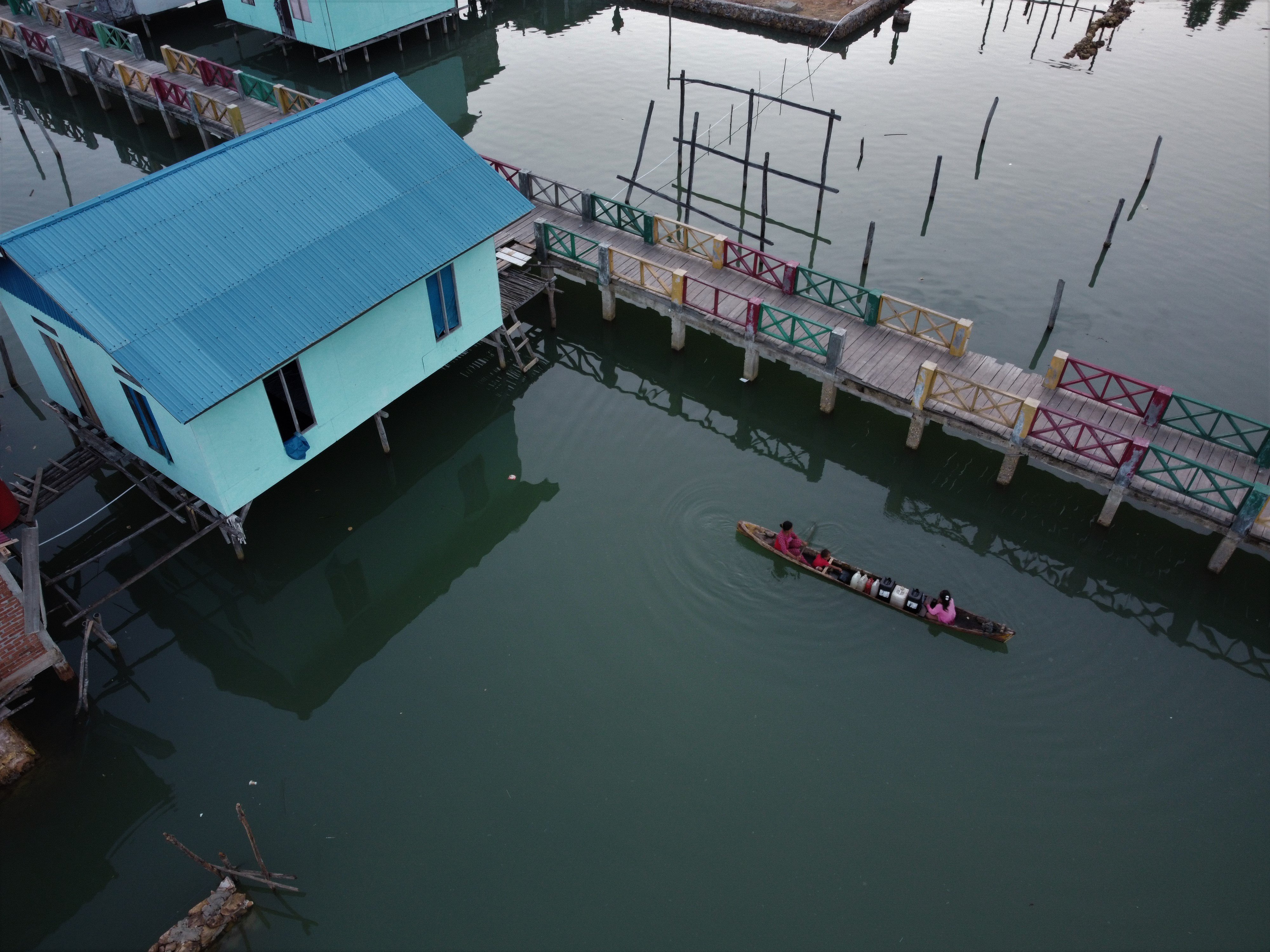 Foto udara warga Suku Bajo yang menaiki perahu di Desa Leppe, Sulawesi Tenggara.