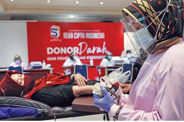 Karyawan Media Group mengikuti kegiatan donor darah di kantor Media Indonesia, Jakarta, kemarin