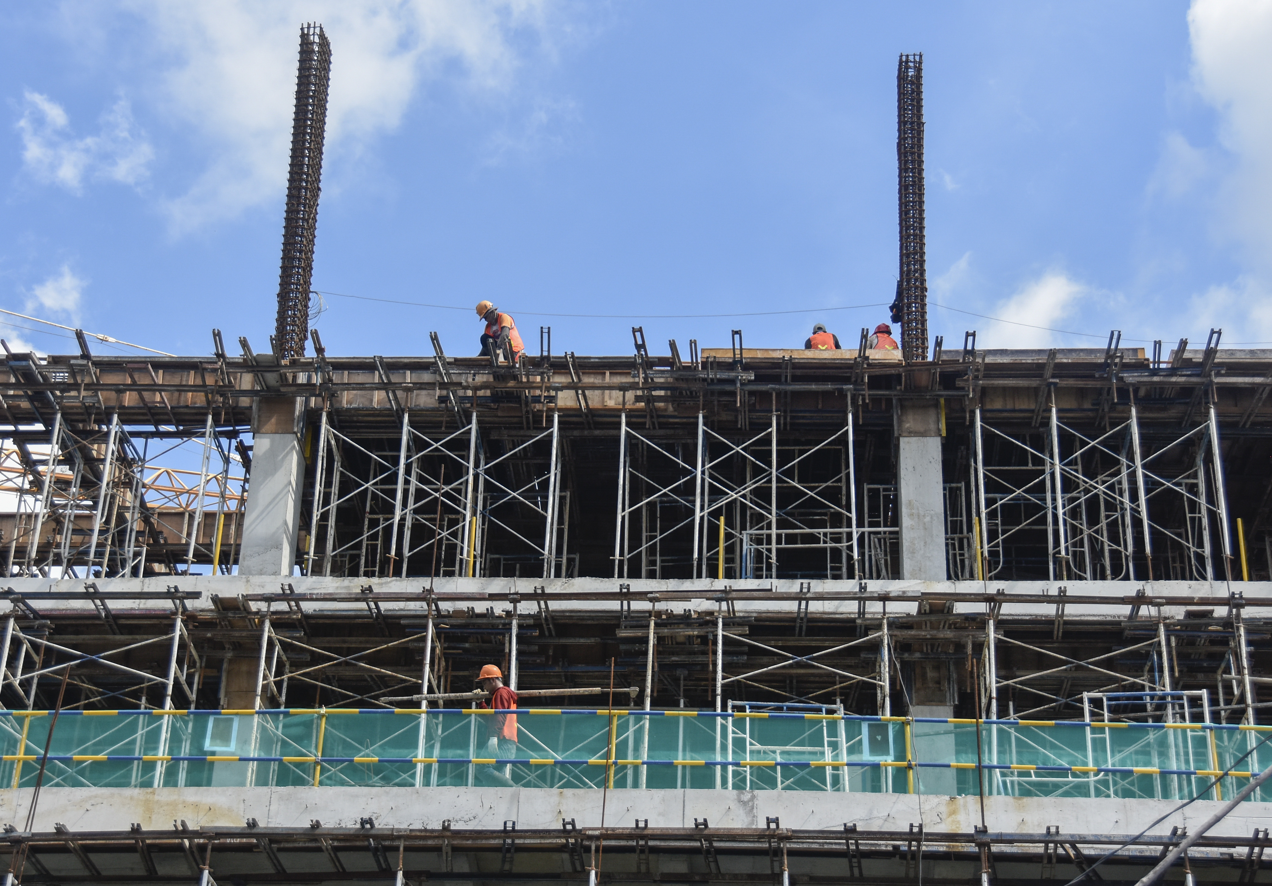 Sejumlah pekerja menyelesaikan pembangunan salah satu hotel di Jalan Udayana, Mataram, NTB, Kamis (12/11).