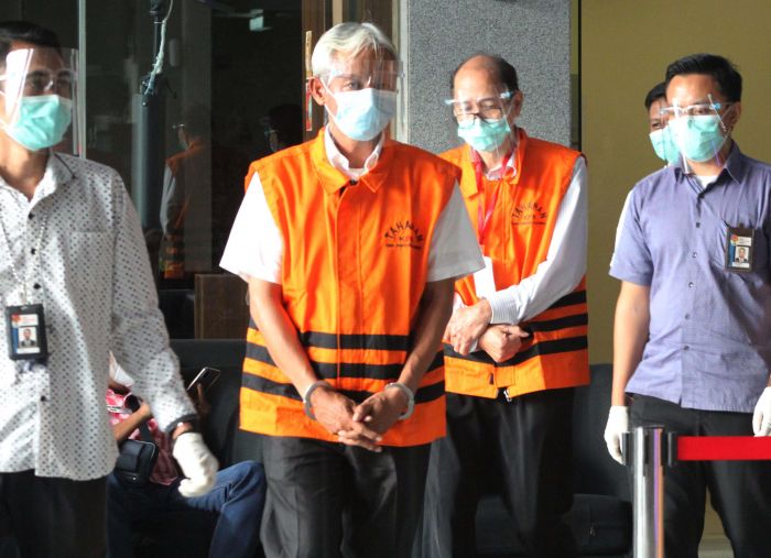 Tersangka Muchamad Muchlis (kiri) dan Priyadi Kardono dikawal petugas Komisi Pemberantasan Korupsi, Rabu (20/1/2021).