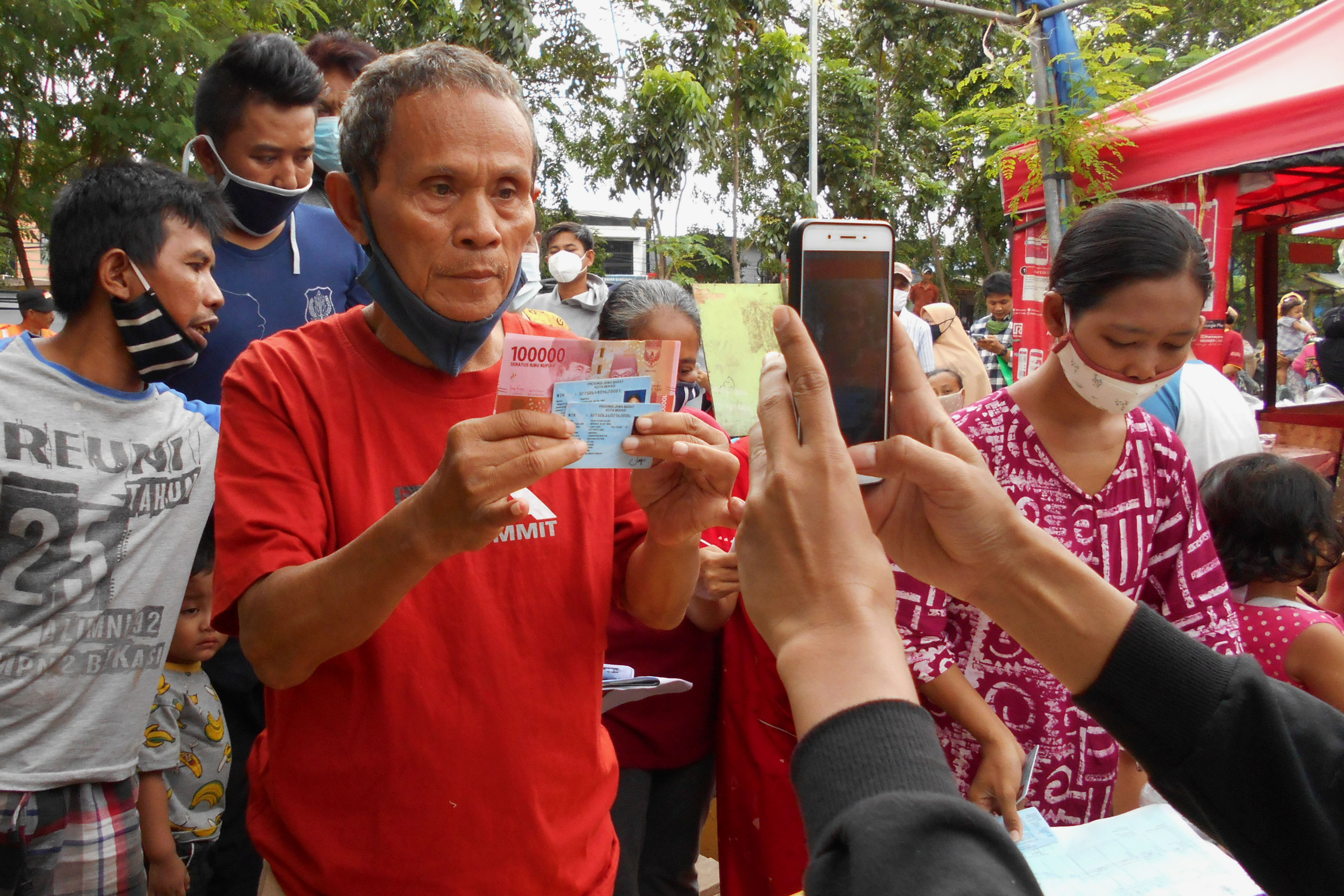 Ilustrasi warga di Bekasi yang menerima BST.