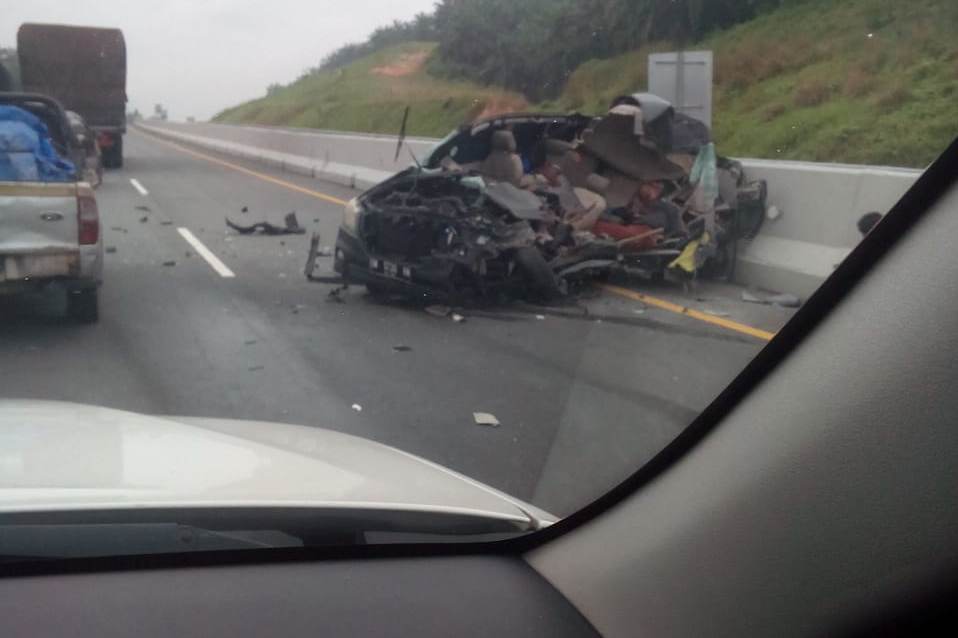Kecelakaan lalu lintas kembali terjadi di jalan tol Pekanbaru-Dumai persisnya pada kilometer 32 jalur B100.