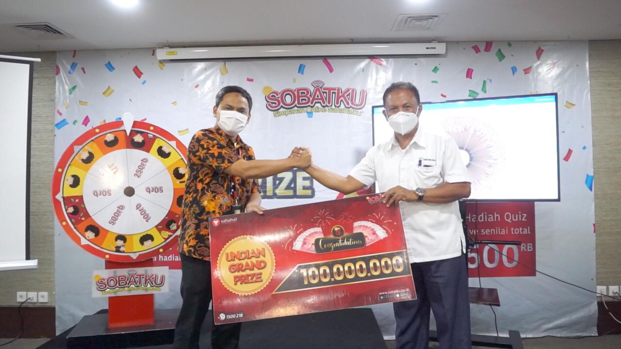 Pemberian hadiah kepada pemenang undian pinjaman Online Sobatku yang dikeluarkan KSP Sahabat Mitra Sejati .