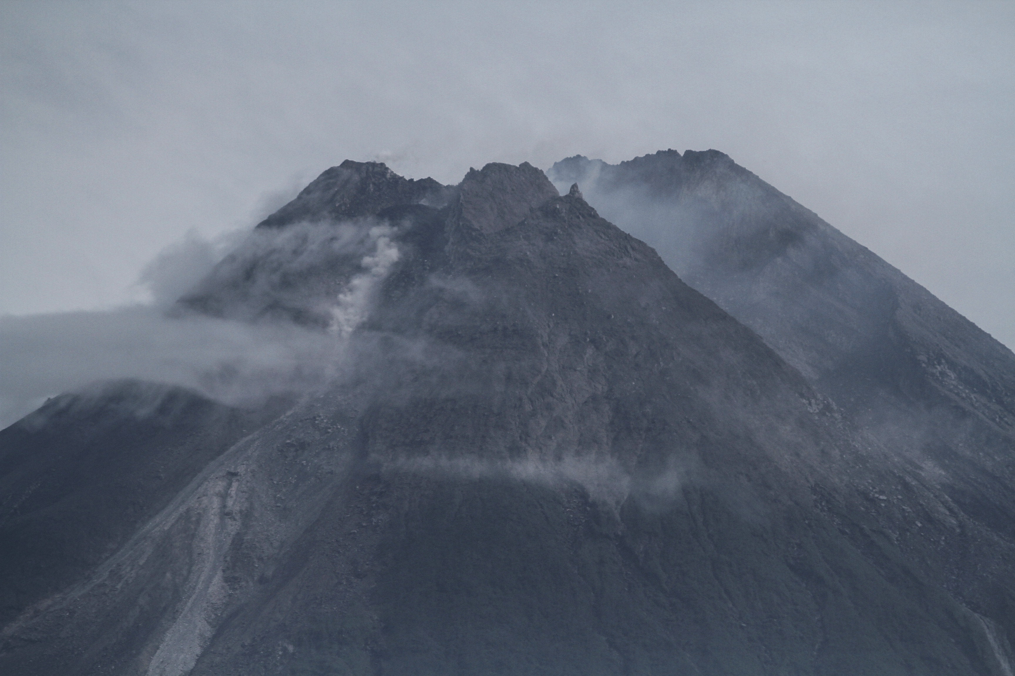 Kubah lava Gunung Merapi terlihat dari Pakem, Sleman, DI Yogyakarta, Sabtu (23/1/2021).