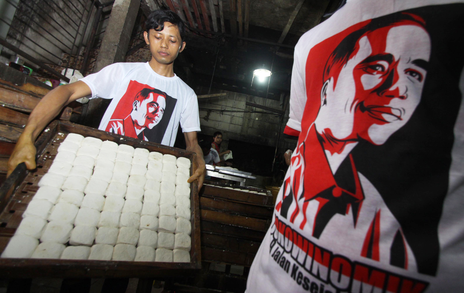  Pekerja menyelesaikan pembuatan tahu dan tempe.