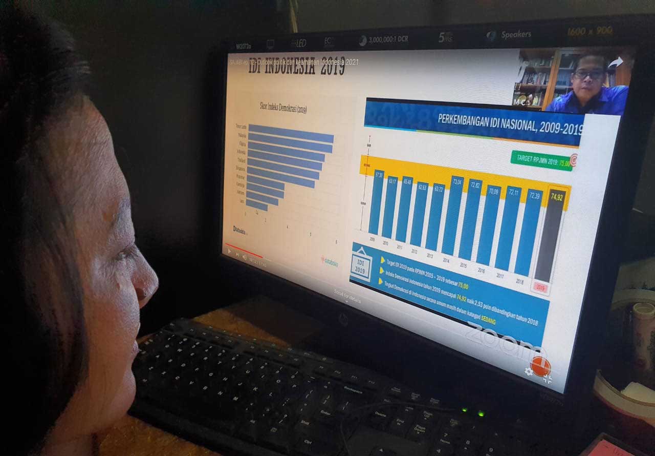 Guru Besar Unpad Bidang Ilmu Keamanan Dalam Negeri, Prof Muradi, memberikan penjelasan dalam diskusi virtual.
