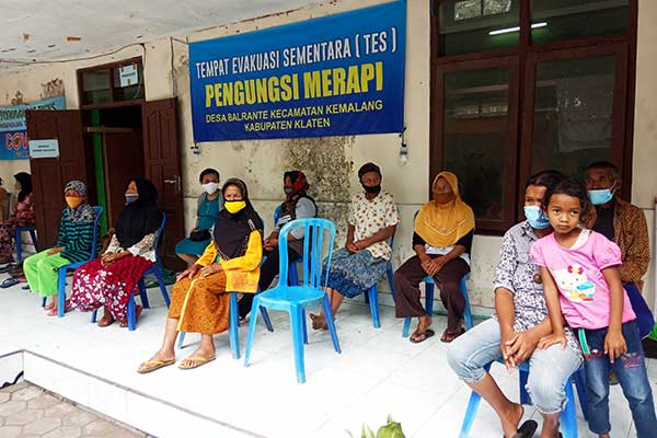 Pengungsi bencana erupsi Gunung Merapi di TES Balai Desa Balerante, Kecamatan Kemalang, Klaten, Jawa Tengah.