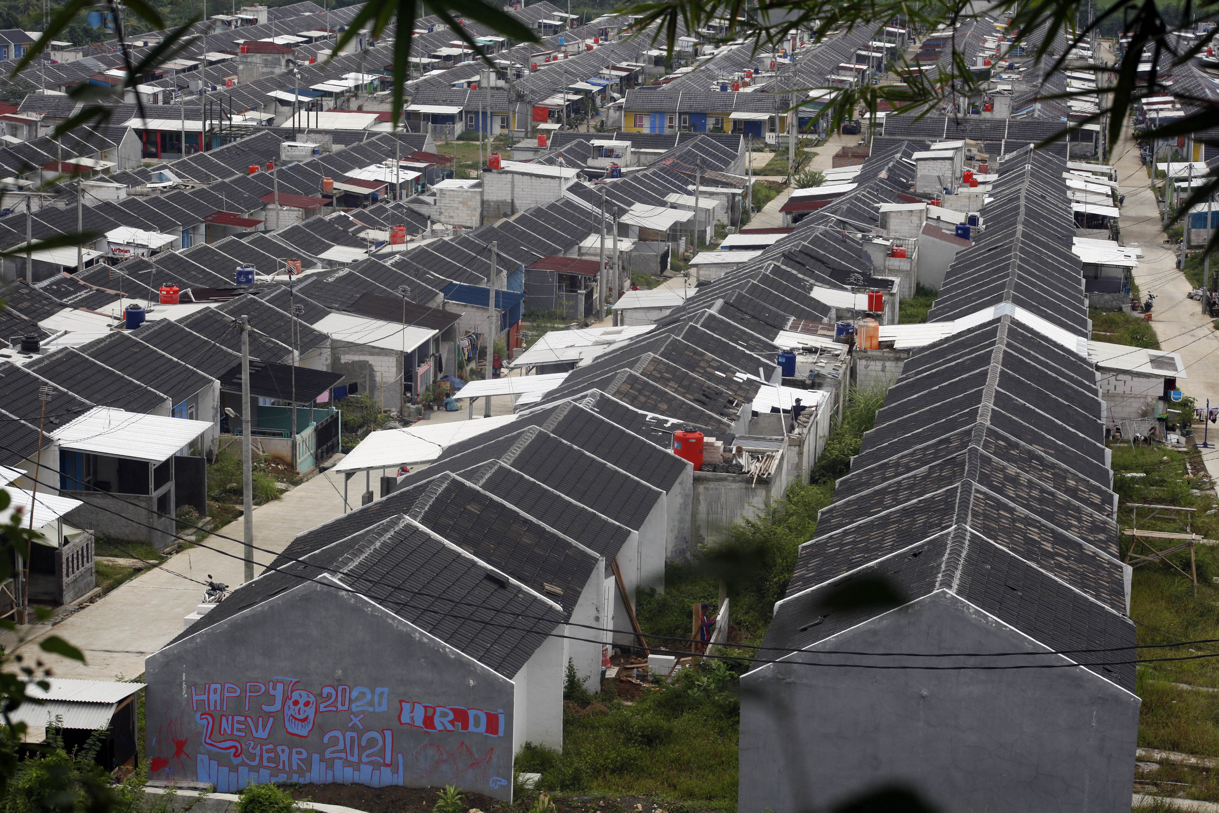 Pekerja menyelesaikan pembangunan perumahan bersubsidi di Bogor, Jawa Barat, Rabu (6/1/2021)