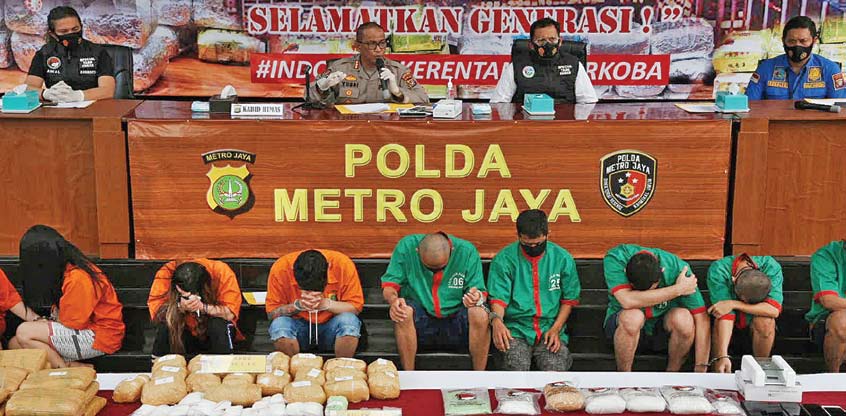 PEREDARAN NARKOBA DI JAKARTA:Kabid Humas Polda Metro Jaya Kombes Yusri Yunus (tengah) beserta jajaran menunjukkan tersangka dan barang bukti