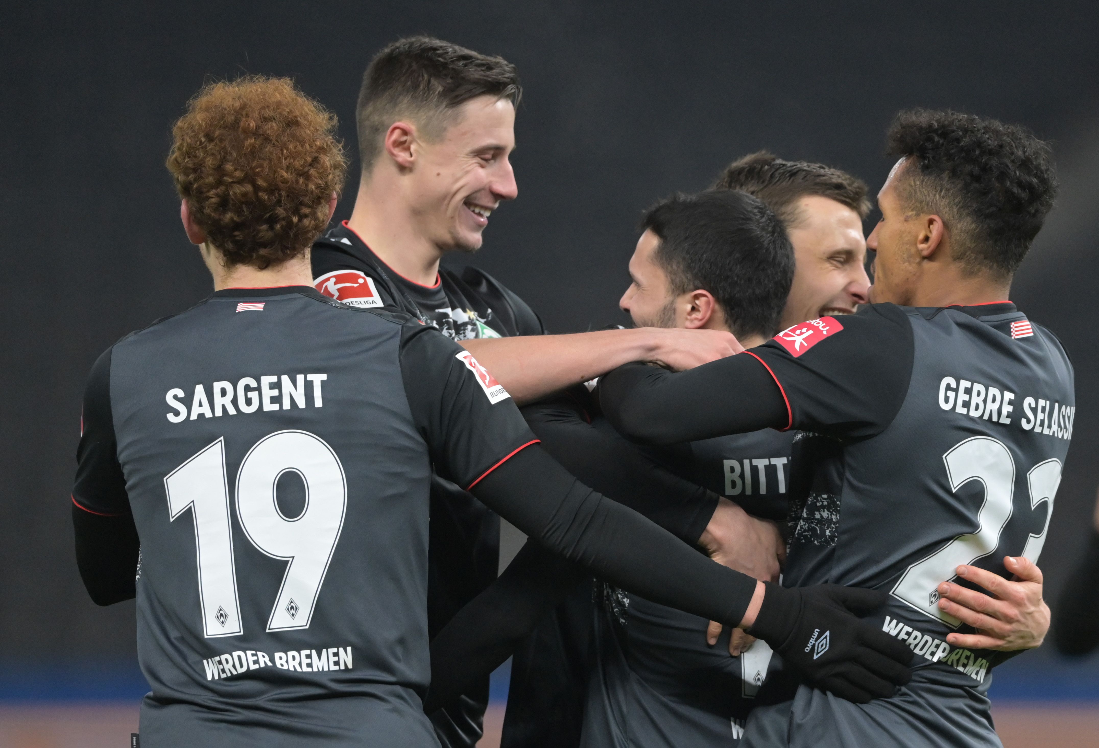 Para pemain Werder Bremen melakukan selebrasi usai mencetak gol ke gawang Hertha Berlin di laga Bundesliga.