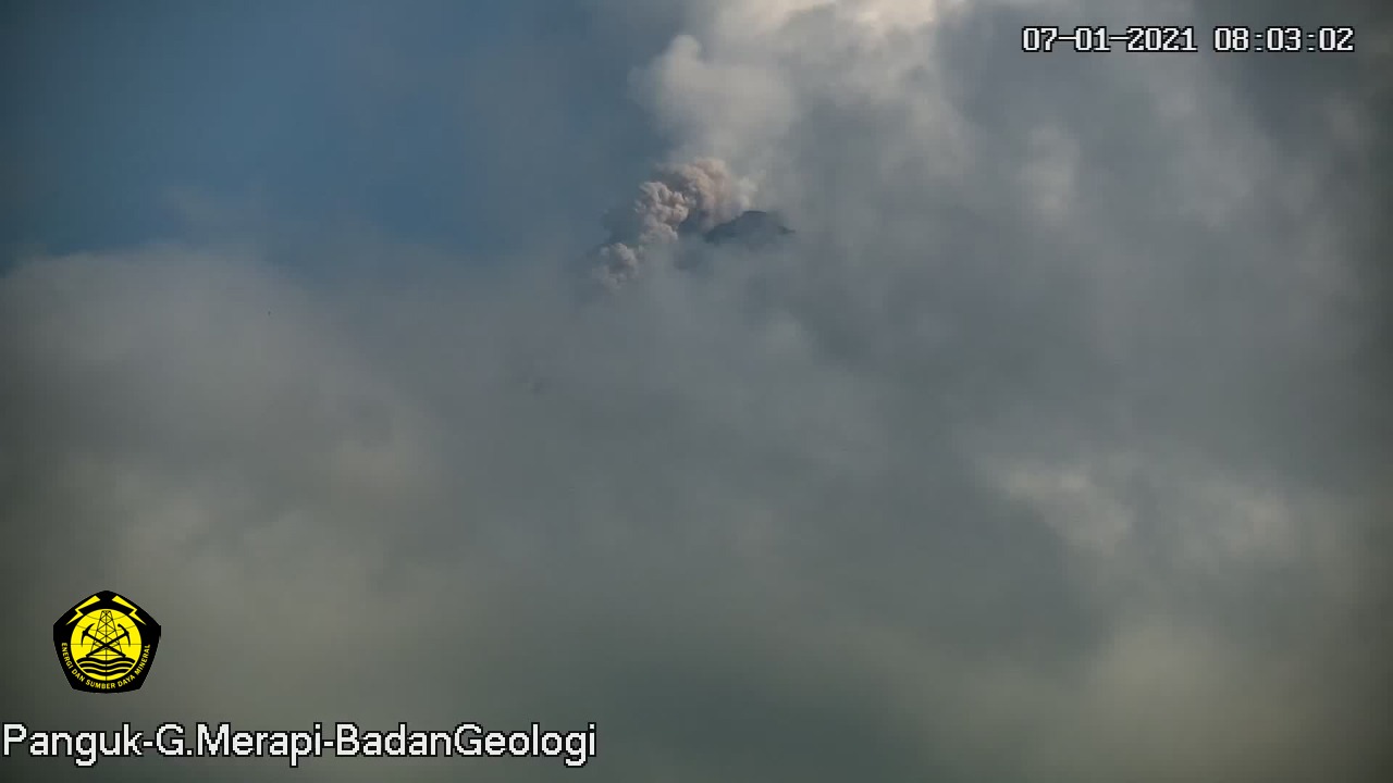 Penampakan awan panas yang keluar dari Gunung Merapi. Saat keluar, puncak gunung tertutup awan, Kamis (7/1/2021)
