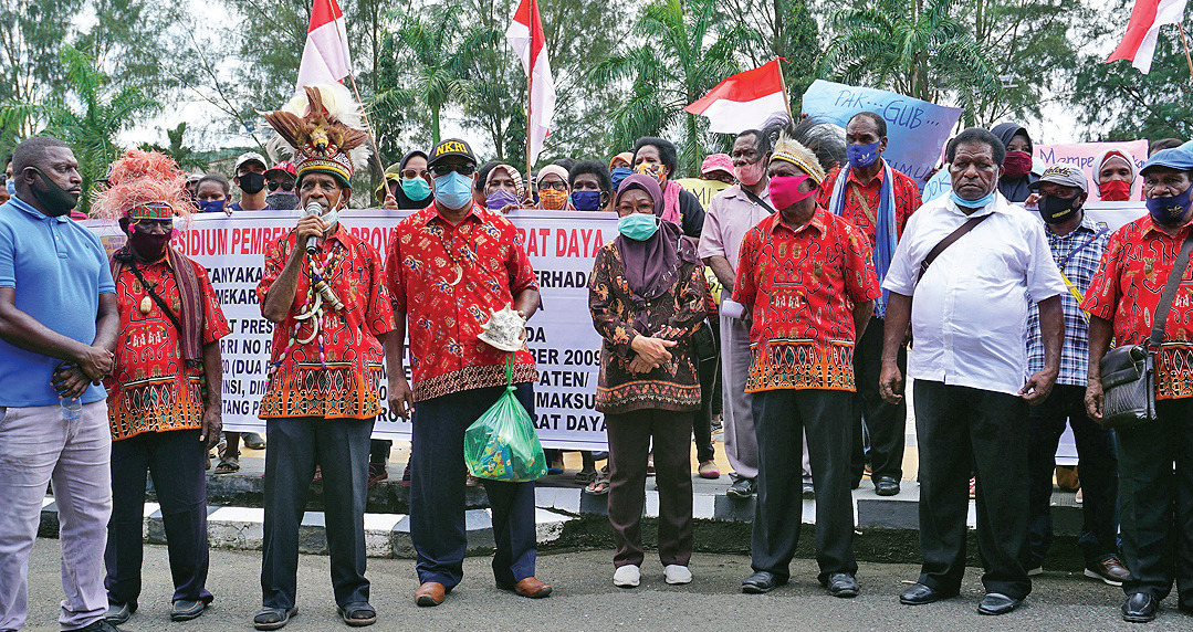 Sejumlah Kepala Suku Asli Papua bersama warga melakukan unjuk rasa damai di halaman kantor Wali Kota Sorong, Papua Barat, Rabu (23/9/2020).