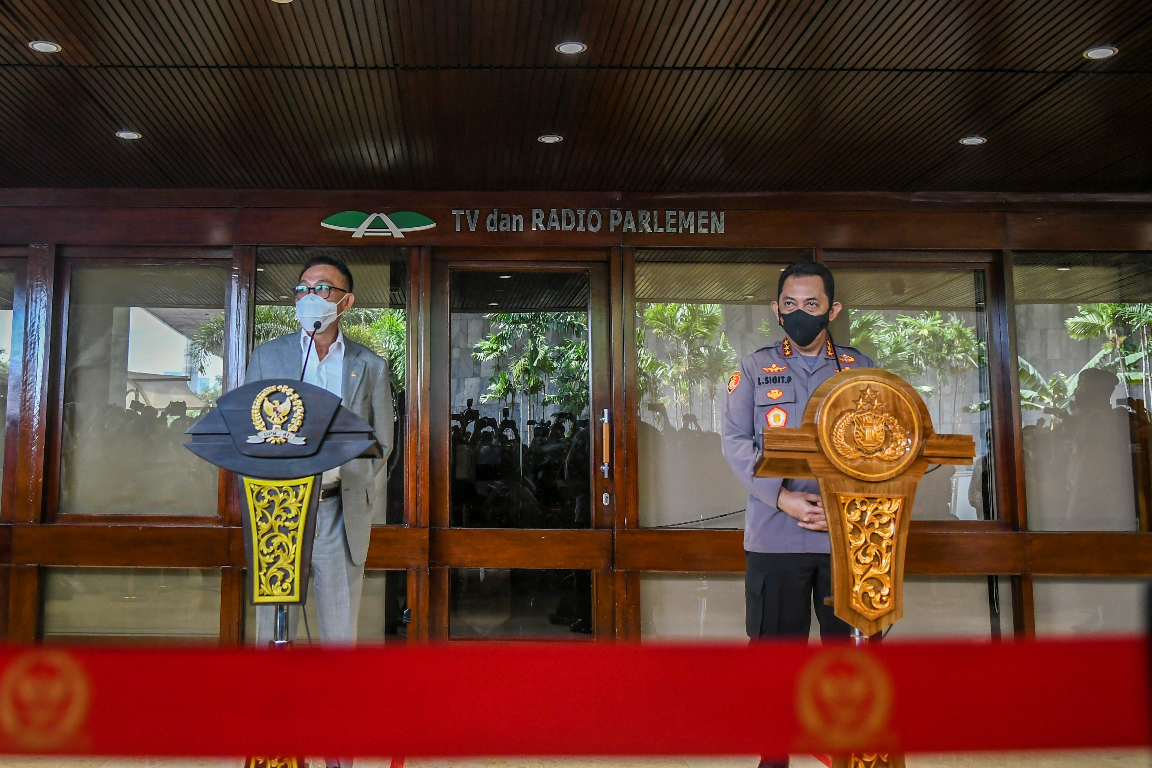 Calon Kapolri Komjen Listyo Sigit Prabowo (kanan) bersama Ketua Komisi III DPR Herman Hery (kiri).