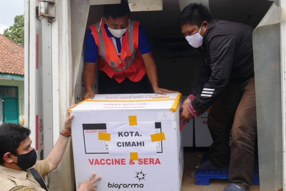 Petugas Dinkes Cimahi, Selasa (12/1), menurunkan dus berisi vaksin Sinovac yang akan disimpan di Gudang Dinas Kesehatan.