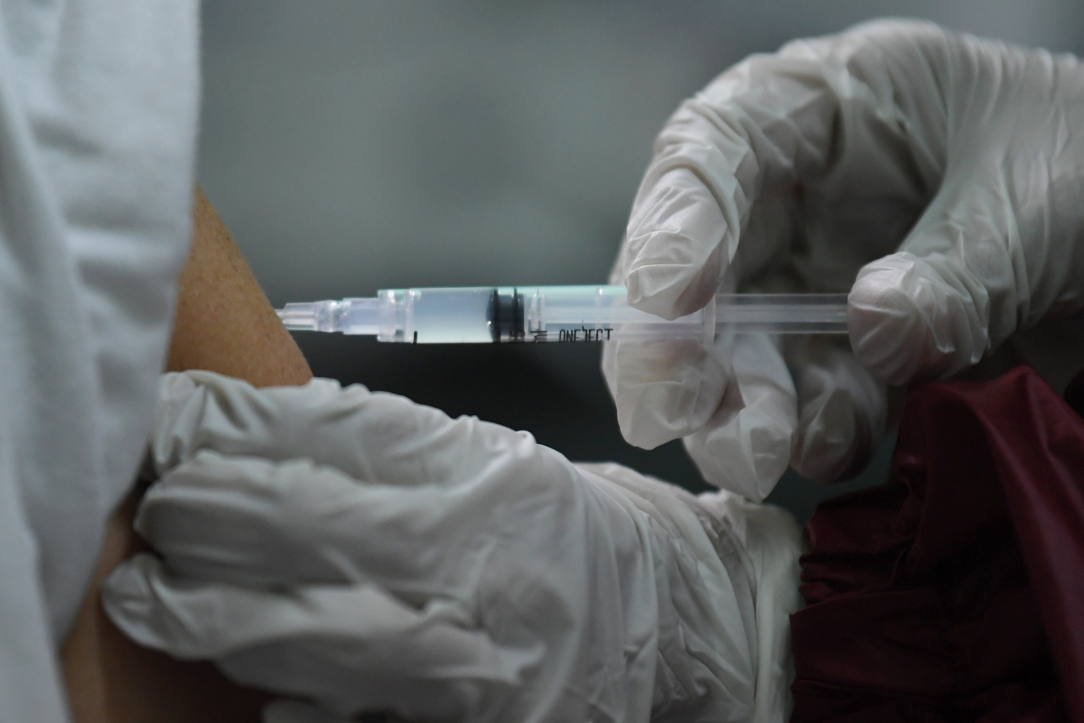 Ilustrasi proses vaksinasi.