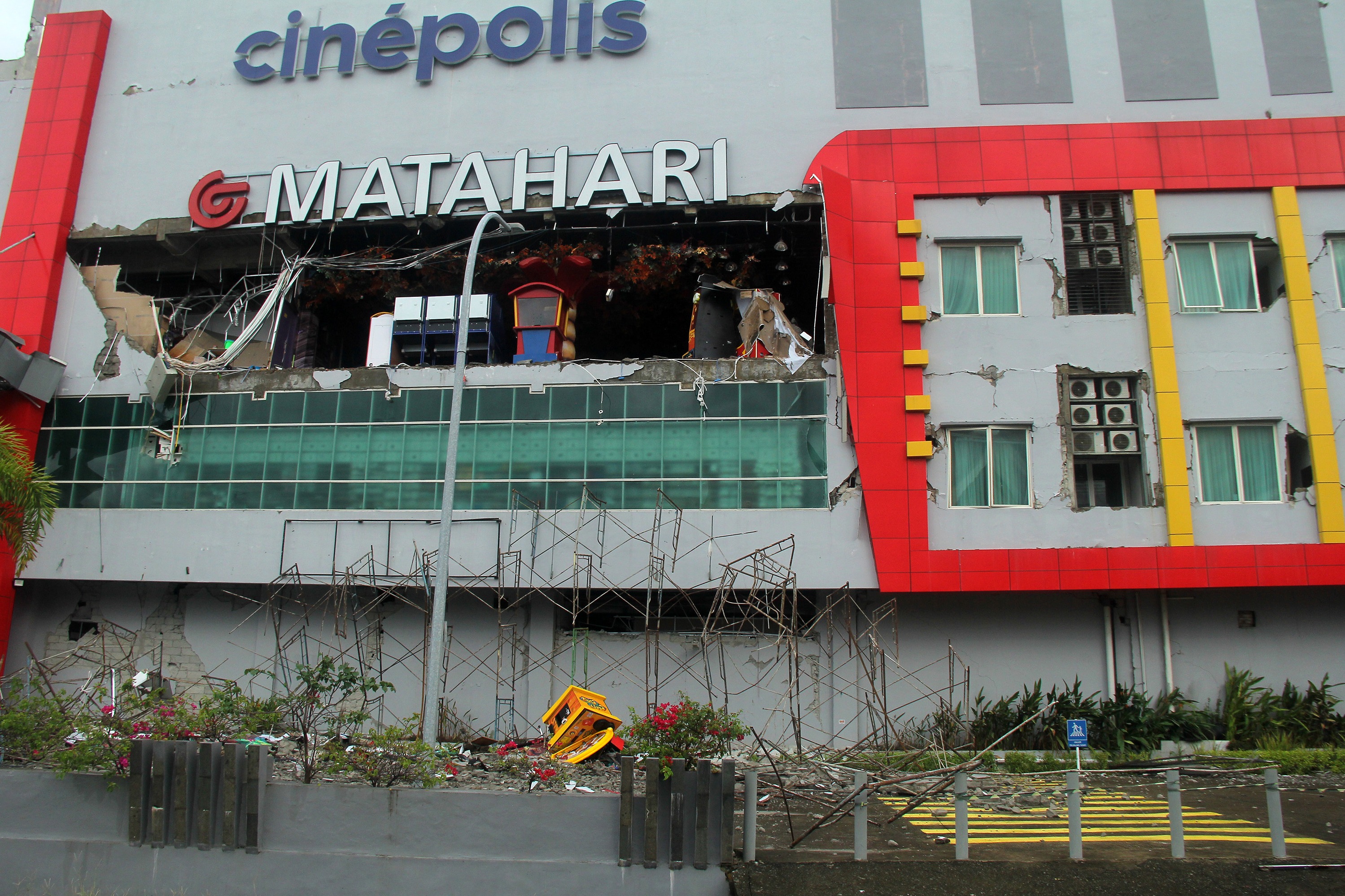 Kondisi pusat perbelanjaan pascagempa bermagnitudo 6,2 SR yang melanda Majene-Mamuju, Sulawesi Barat, Sabtu (16/1).