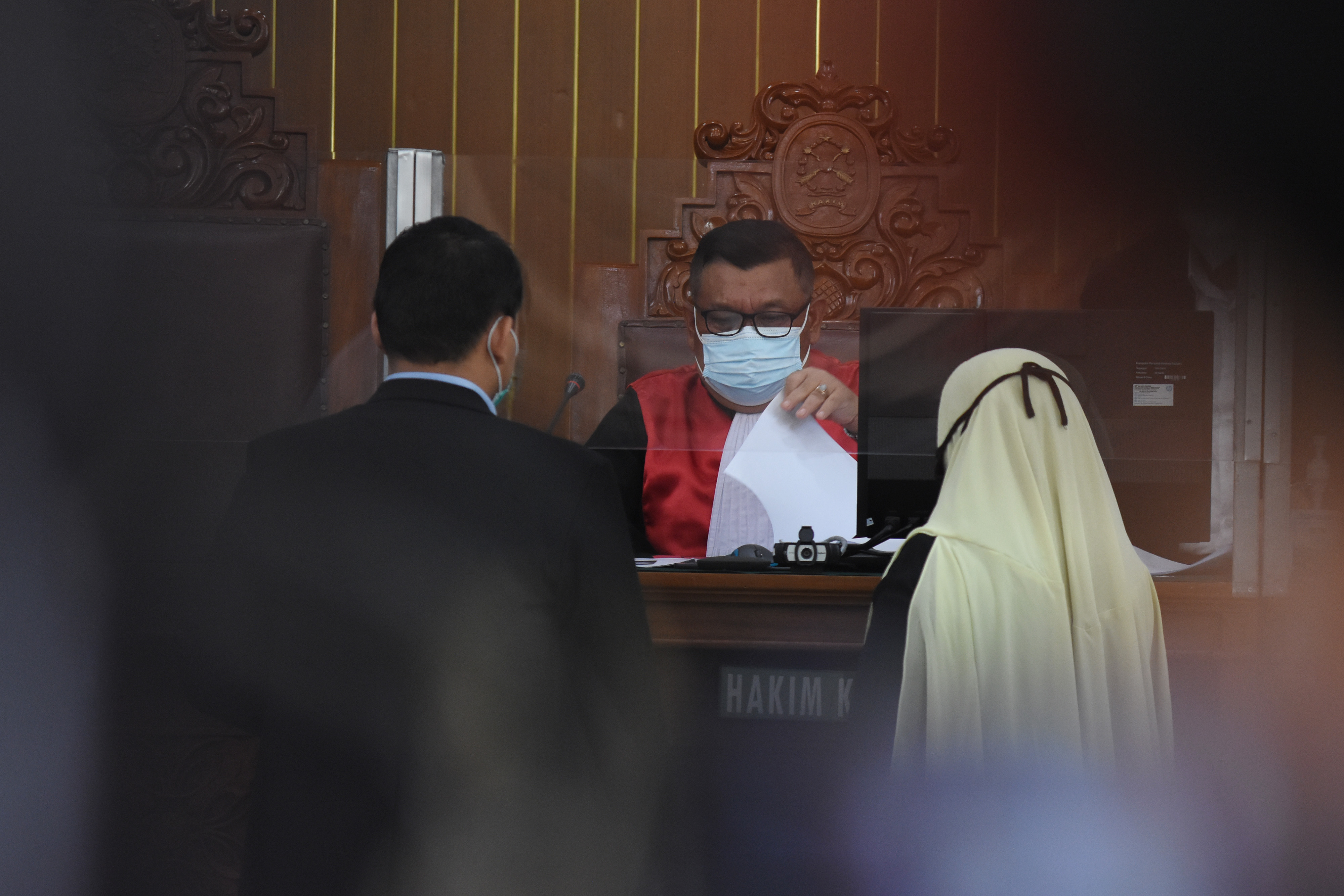 Kuasa hukum Rizieq menyampaikan berkas persidangan praperadilan yang dipimpin hakim tunggal Akhmad Sayuti (tengah) di PN Jakarta Selatan.