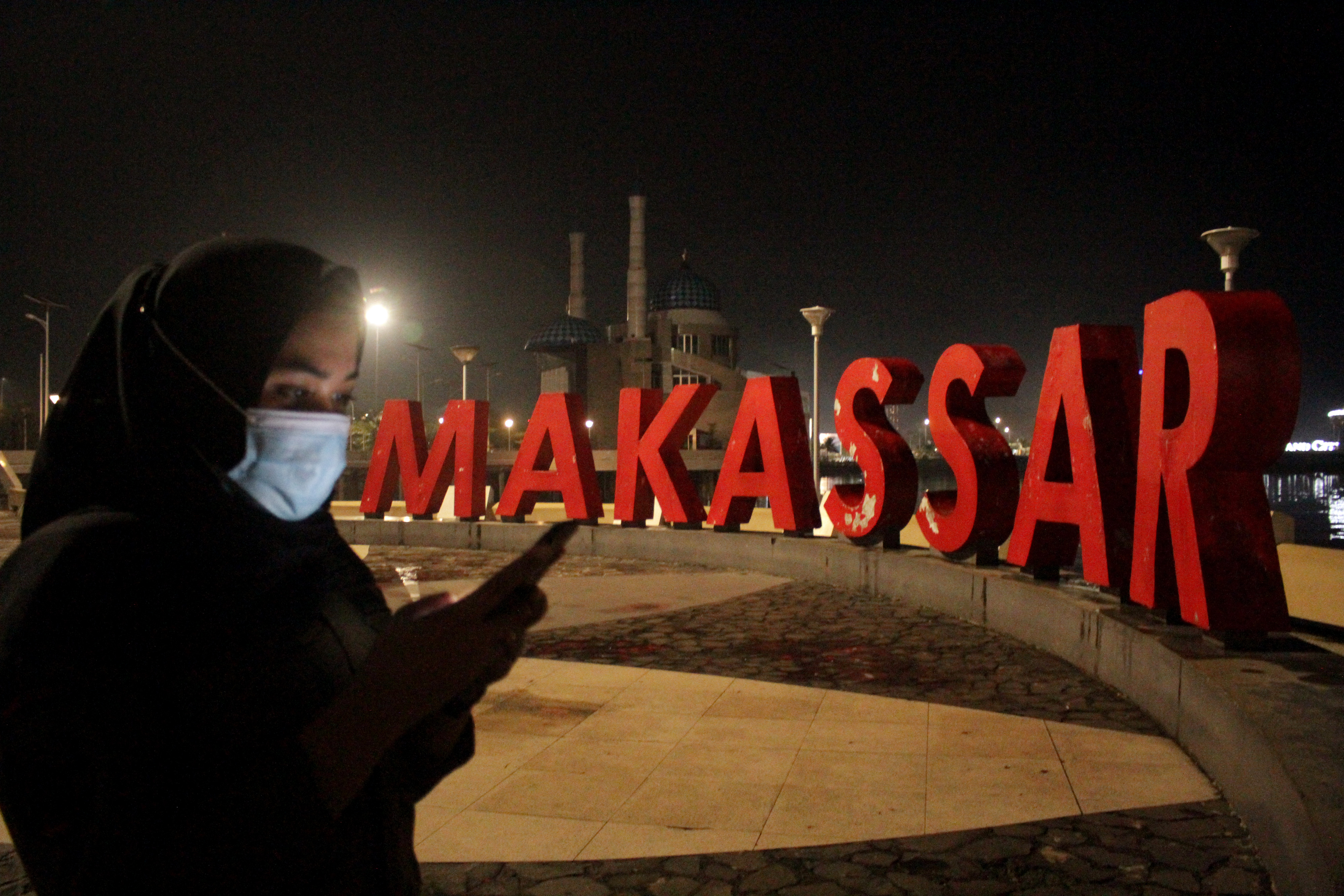 Petugas Satpol PP berjaga di area Anjungan Pantai Losari yang sepi saat malam pergantian tahun di Makassar, Sulsel, Kamis (31/12/2020).