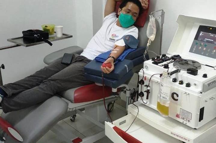 Seorang penyintas Covid-19 sedang mendonorkan plasma konvalesen.