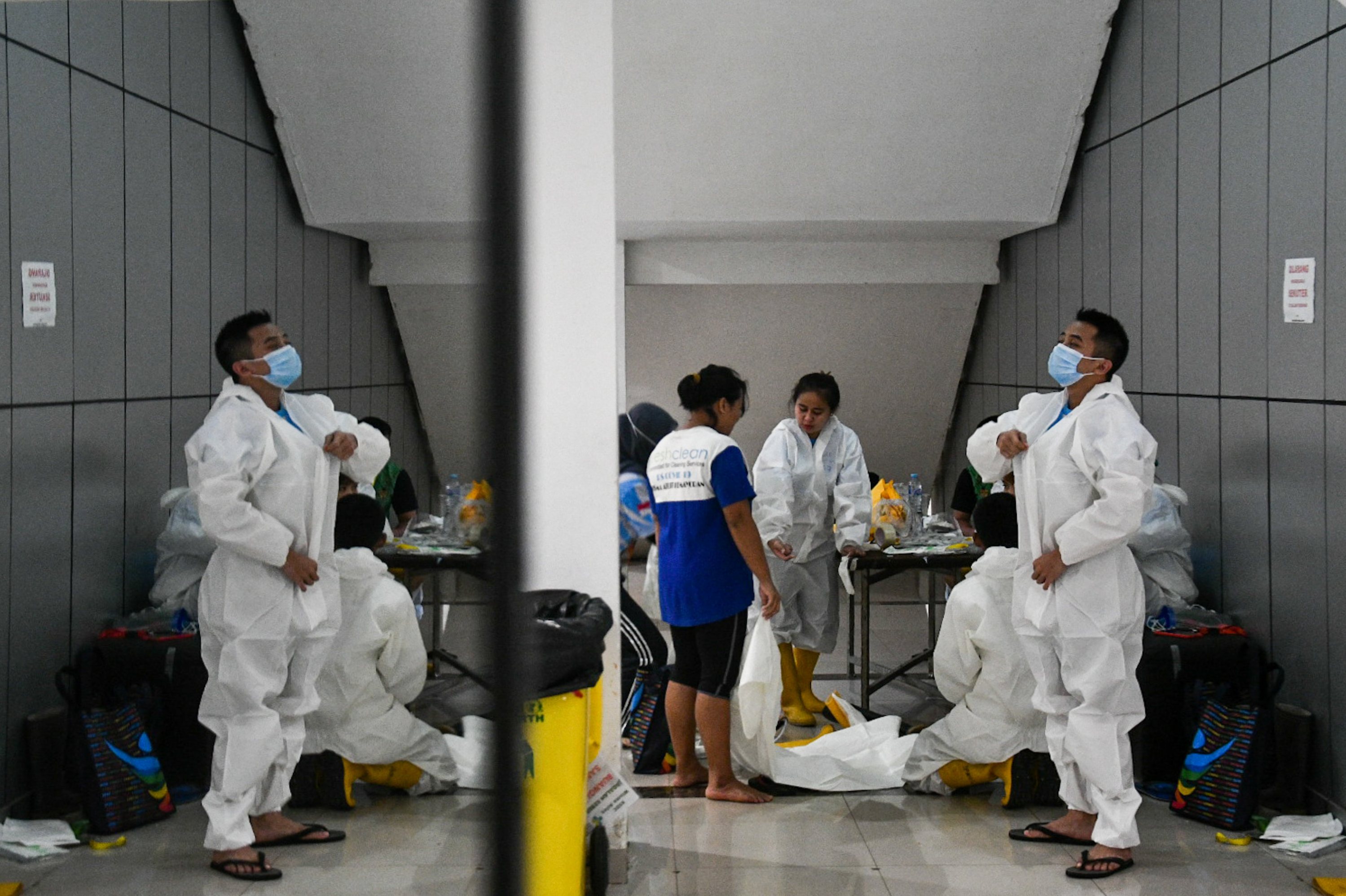 Tenaga kesehatan melakukan persiapan sebelum bertugas di RS Darurat Covid-19 Wisma Atlet Kemayoran, Jakarta, Selasa (26/1).