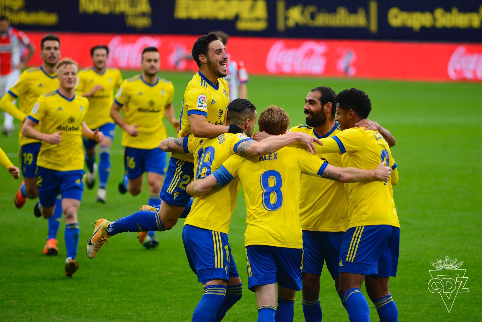 Para pemain Cadiz melakukan selebrasi usai mencetak gol ke gawang Alaves di laga La Liga.