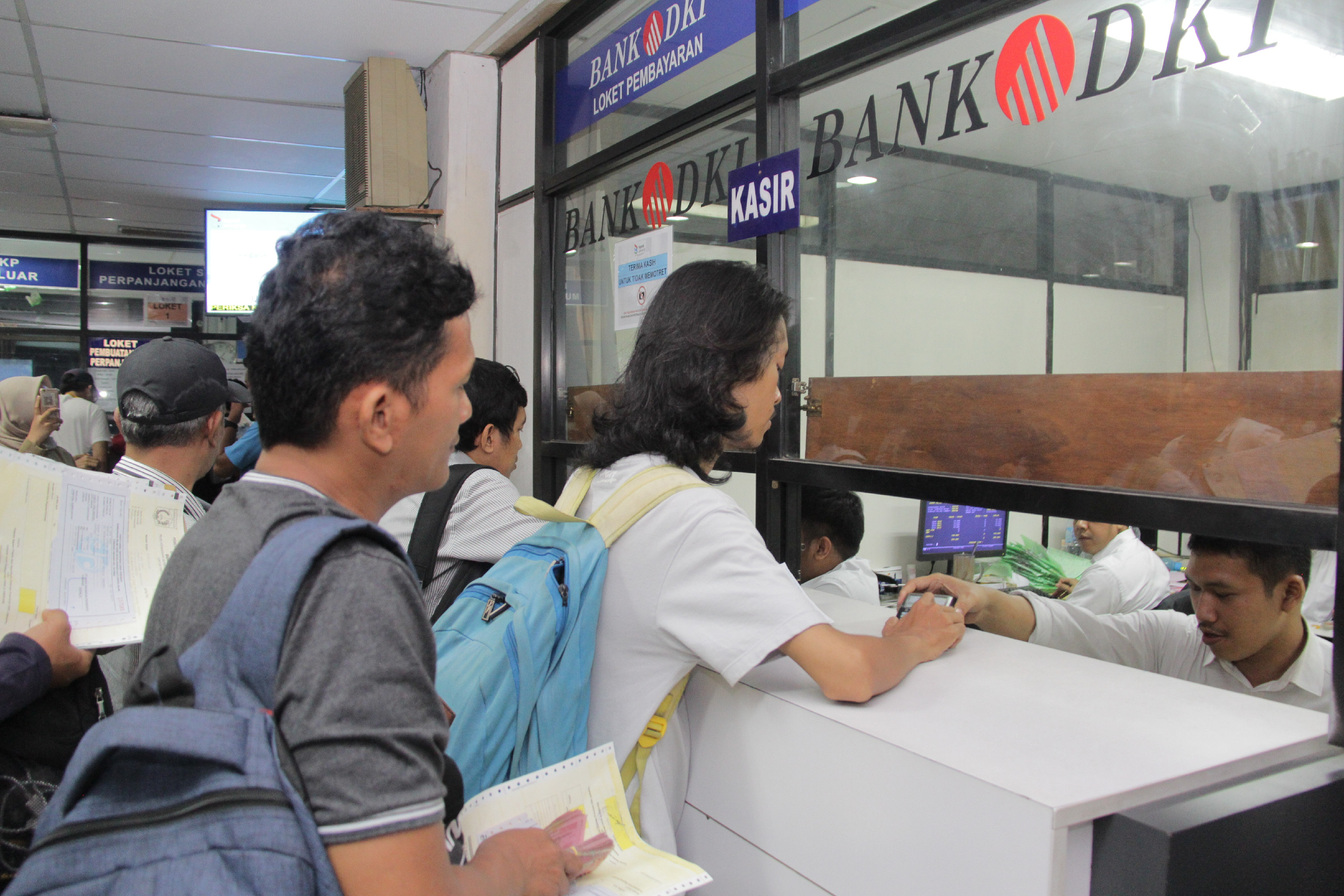 Warga DKI Jakarta membayar pajak