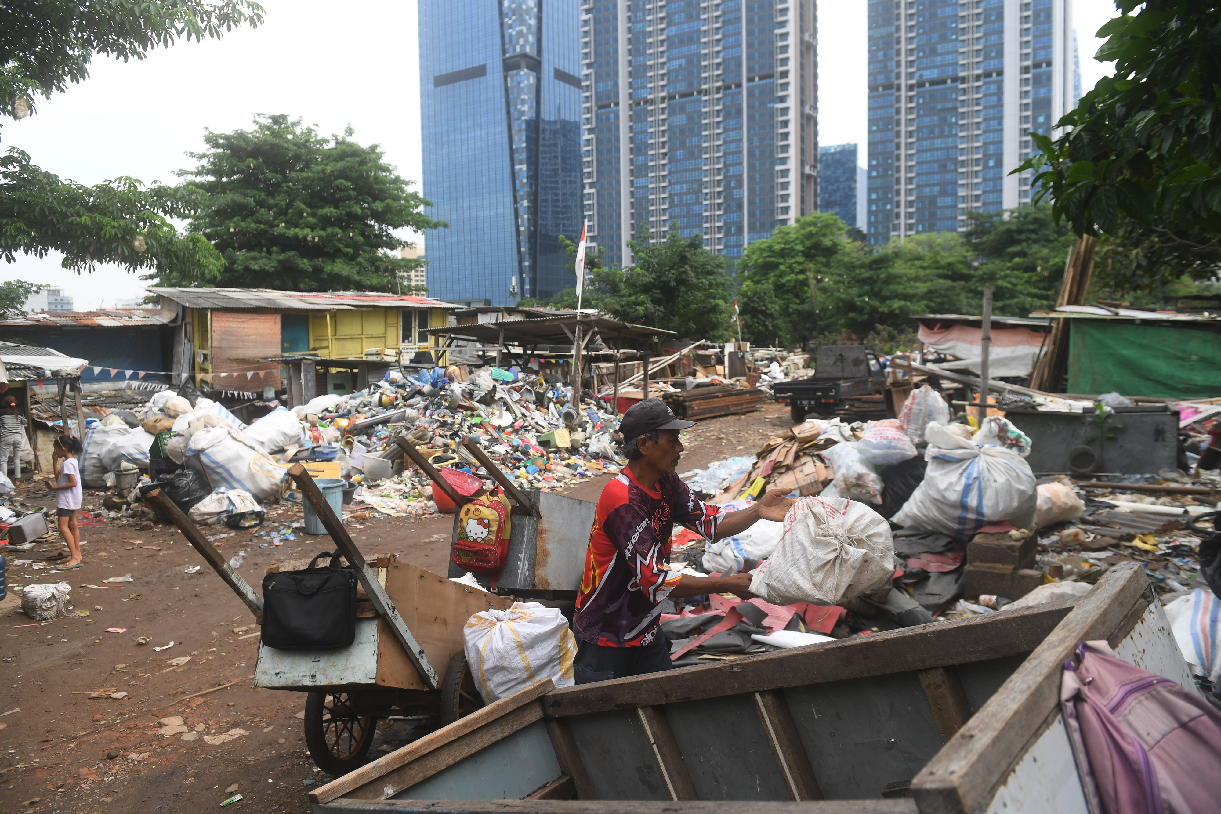 Pemulung memilah barang di Kampung Gasong, Menteng Pulo, Jakarta, Kamis (5/11).