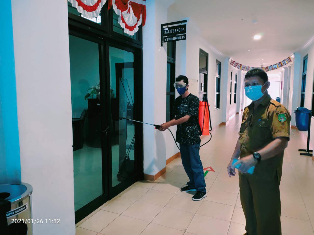 Penyemprotan disinfektan oleh Balitbangda di kantor Gubernur Malut.