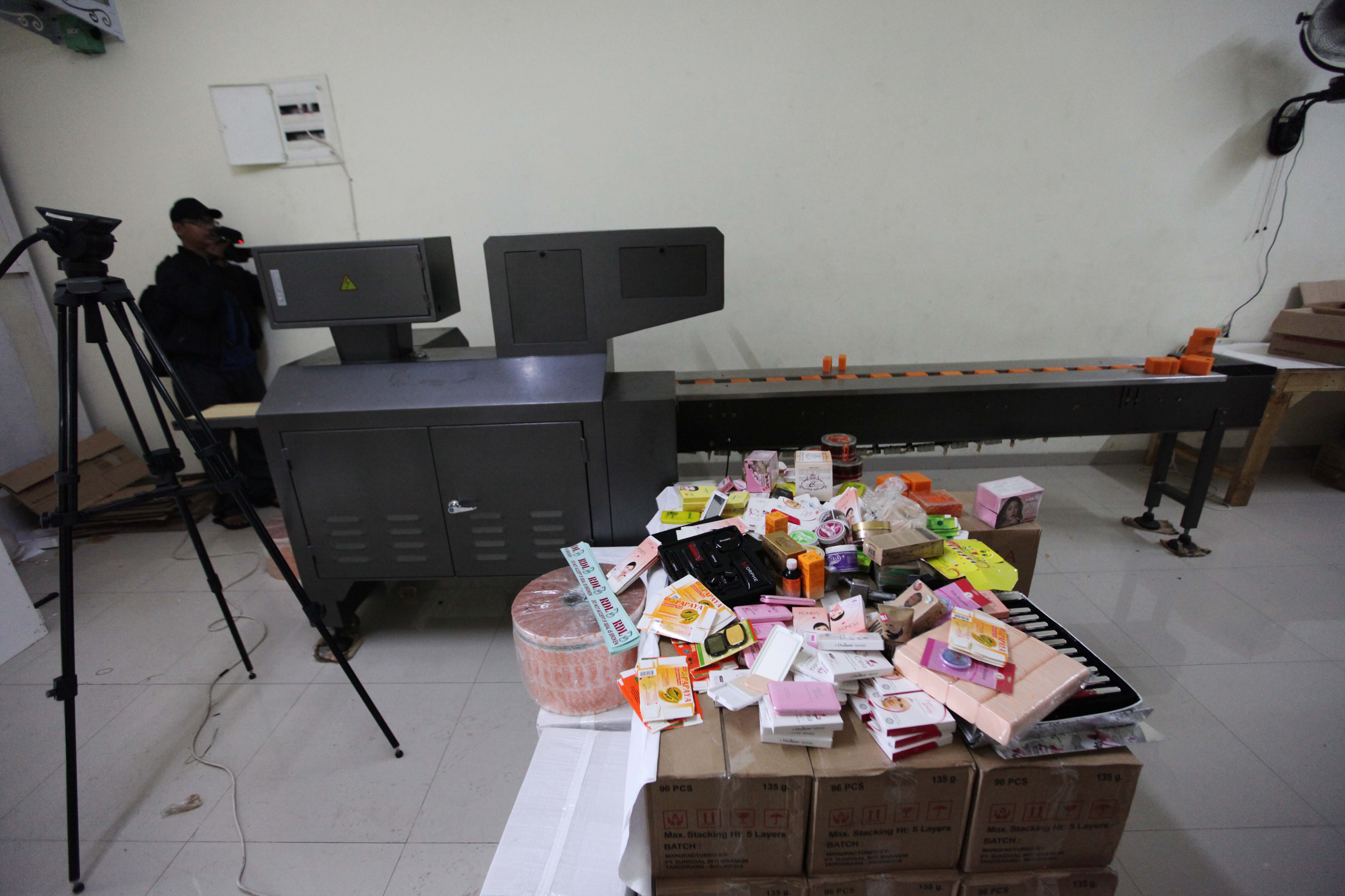 Polisi Buru Reseller Produk Kosmetik Pabrik Ilegal di Bekasi