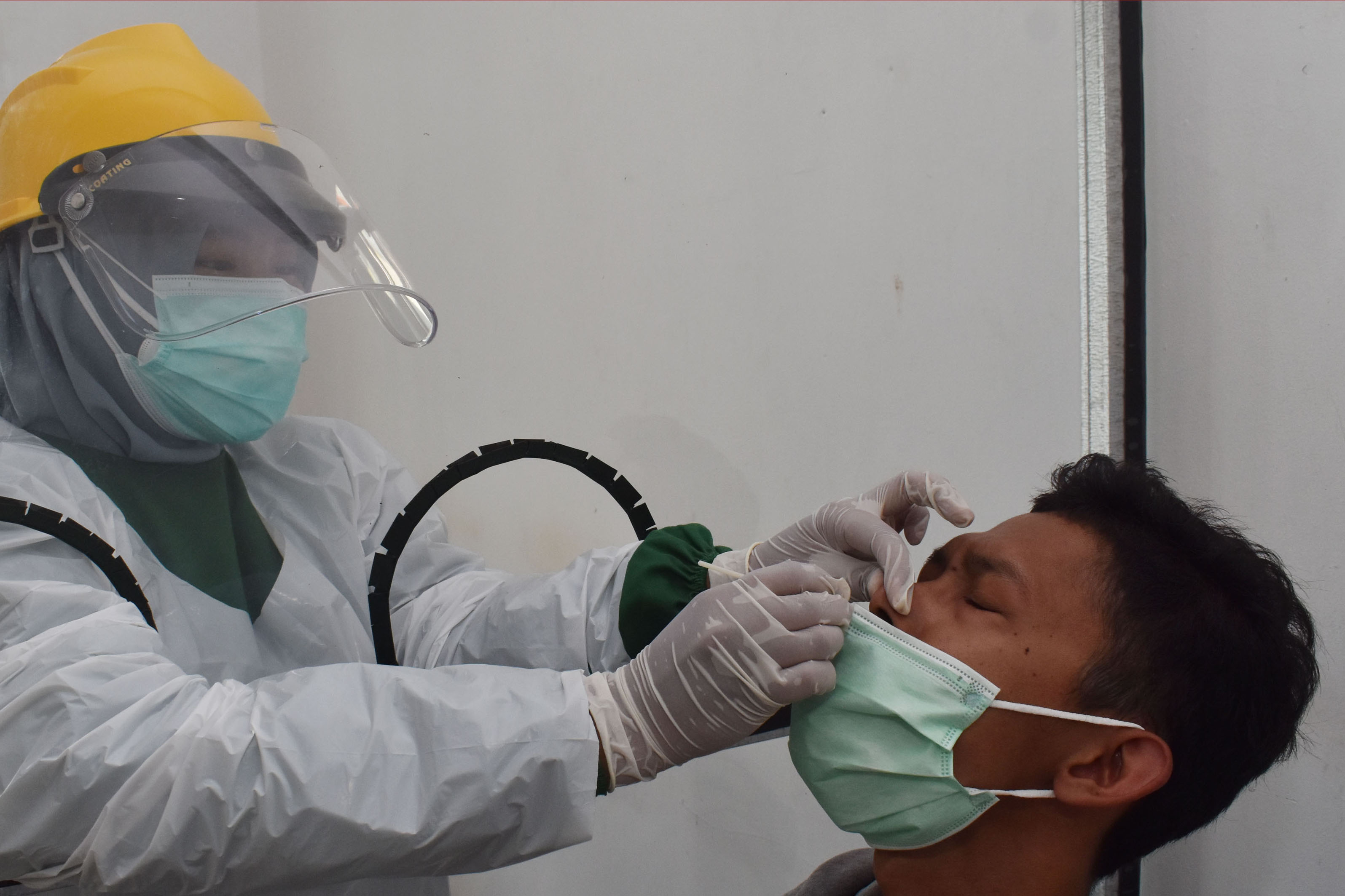 RAPID TEST ANTIGEN PENUMPANG KA: Calon penumpang menjalani tes cepat (rapid test) Antigen COVID-19 di Stasiun Kereta Api (KA) Madiun 