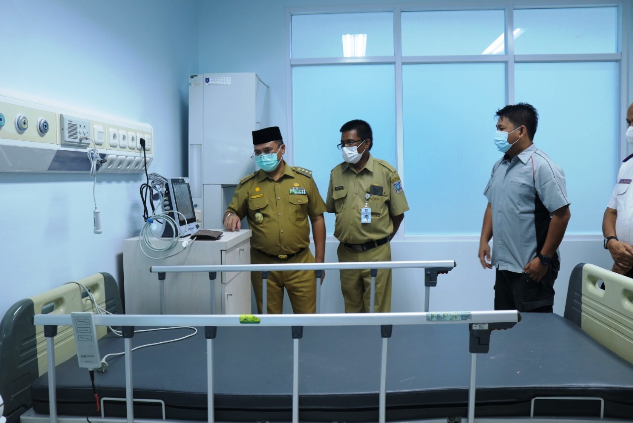 Gubernur Babel Erzaldi Rosman (kiri).