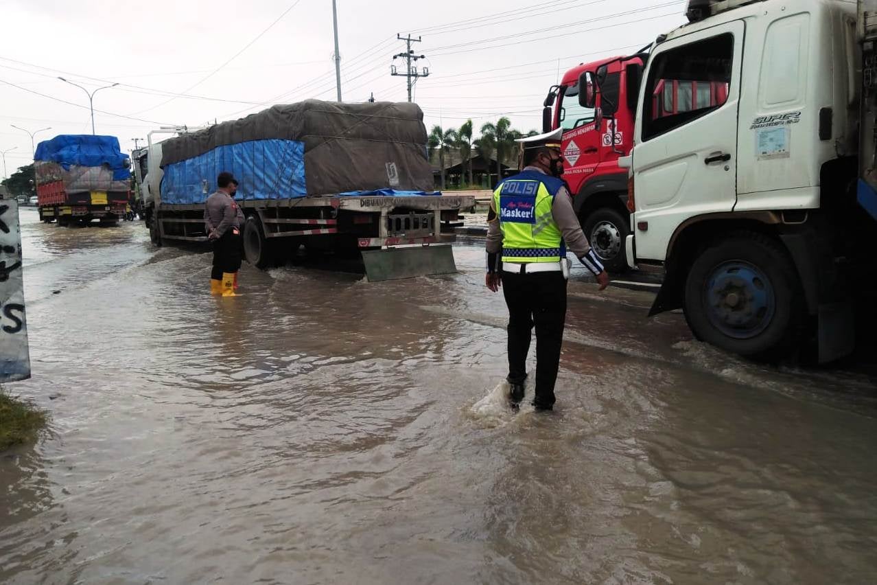 Kendaraan dari dua arah harus berjalan melambat, dan antrean panjang pun tak terhindarkan.      