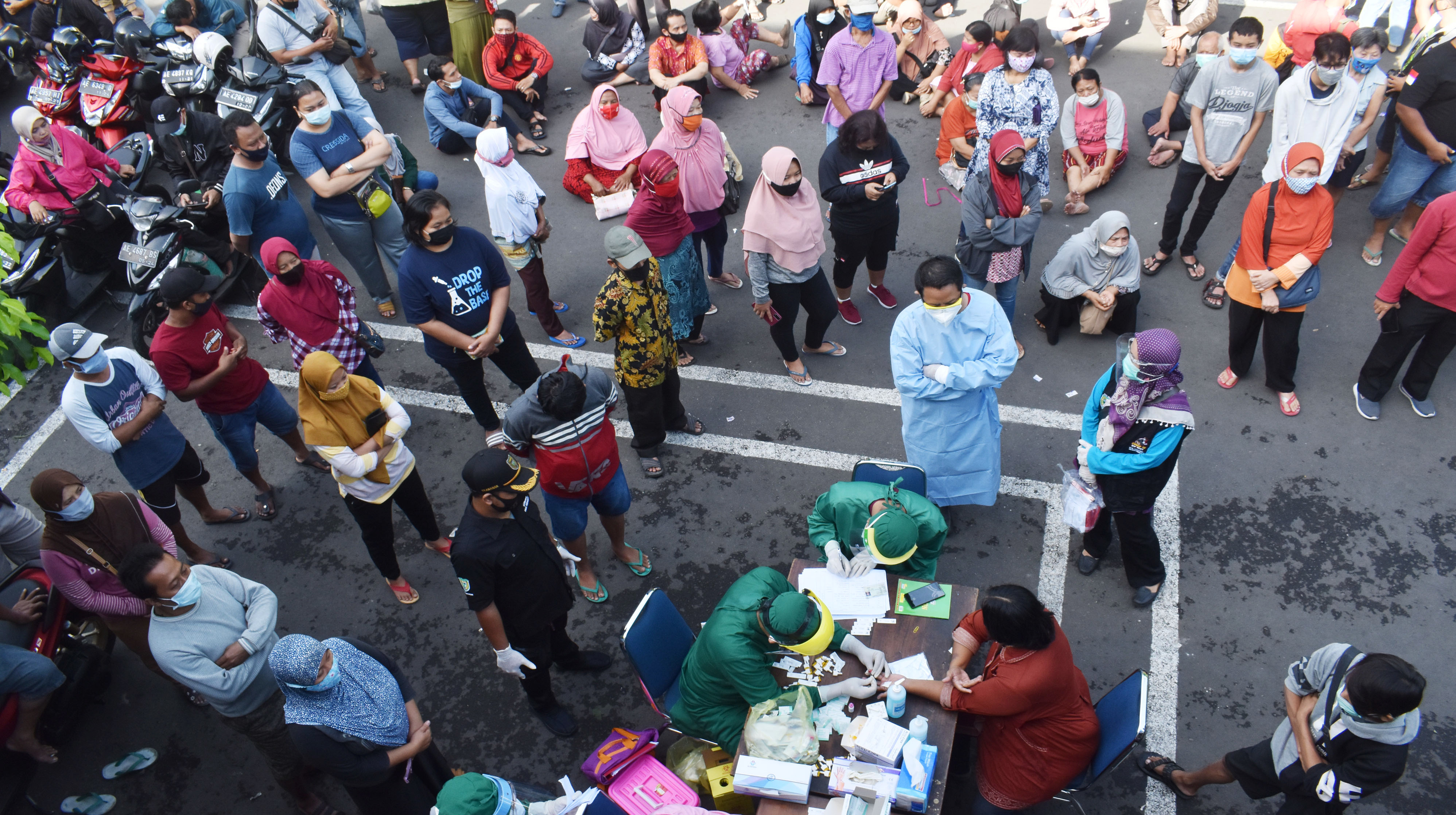 Petugas kesehatan melakukan rapid test di Pasar Sleko, Kota Madiun, Jawa Timur.